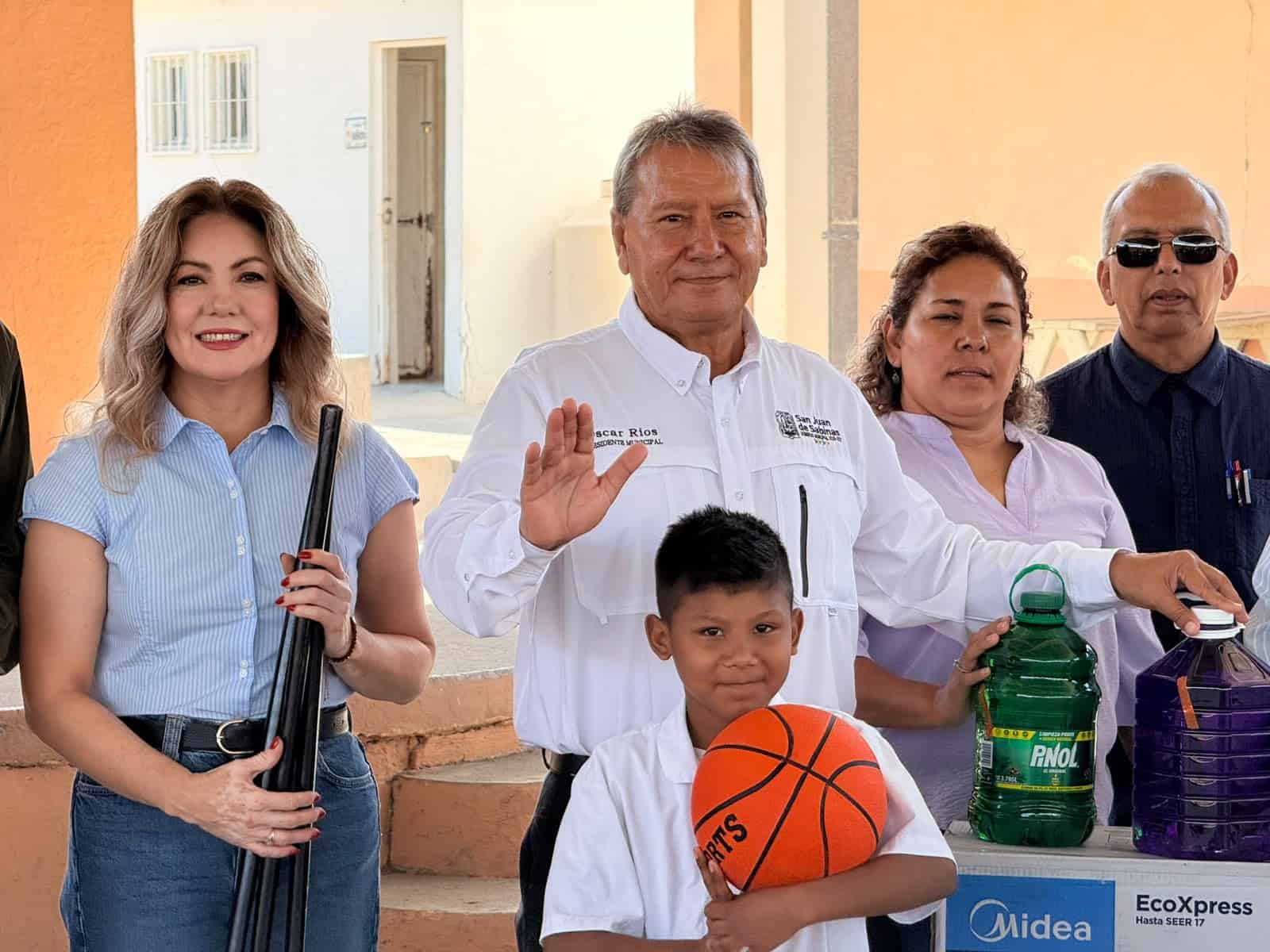 &Oacute;scar R&iacute;os Ram&iacute;rez entrega minisplit a la primaria Amado Nervo en Nueva Rosita
