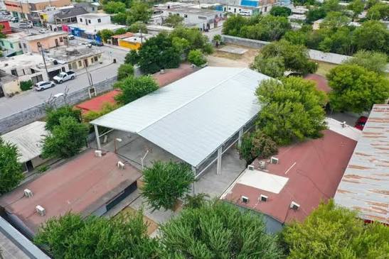 Óscar Ríos anuncia techumbres en escuelas de San Juan de Sabinas