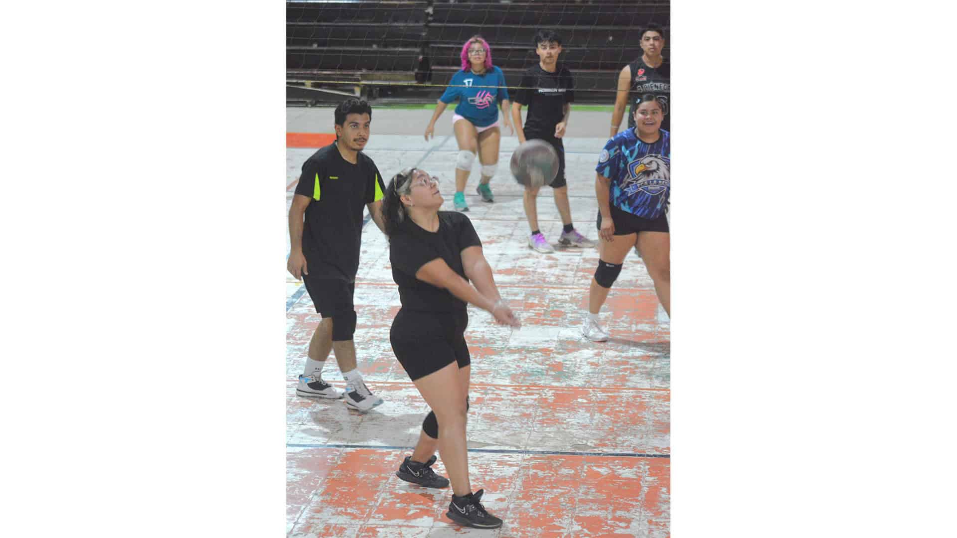 Leones remontan y vencen a Demons en la Liga de Voleibol Rangelitos