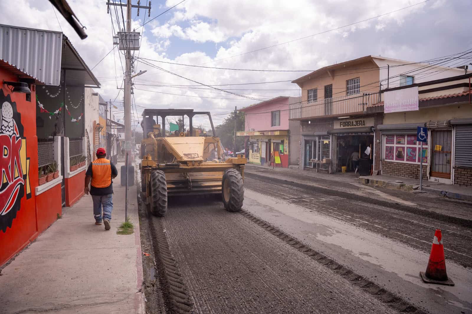 Yesica Sifuentes supervisa recarpeteo de la calle Juárez en Castaños Yesica Sifuentes supervisa recarpeteo de la calle Juárez en Castaños