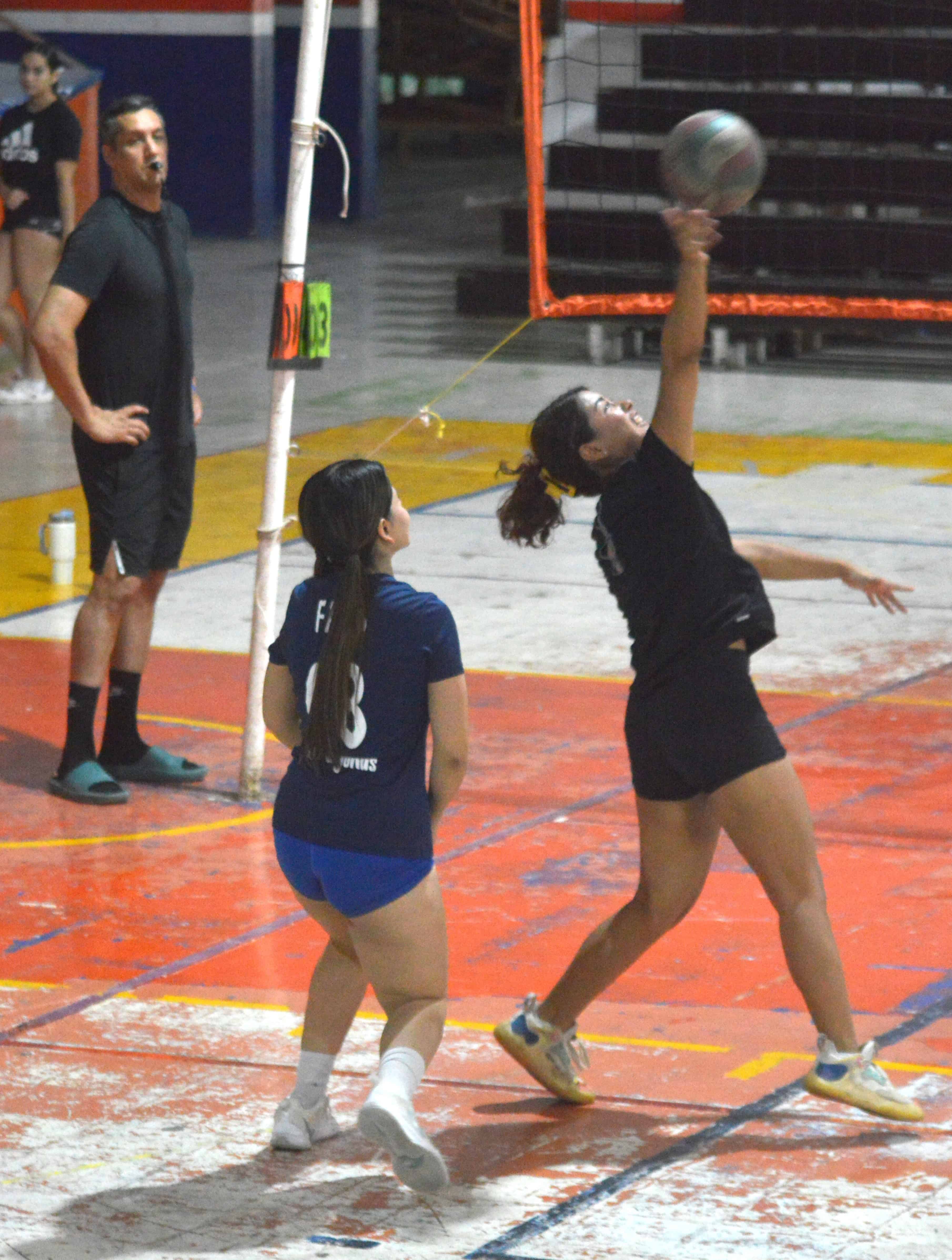 Leones remontan y vencen a Demons en la Liga de Voleibol Rangelitos