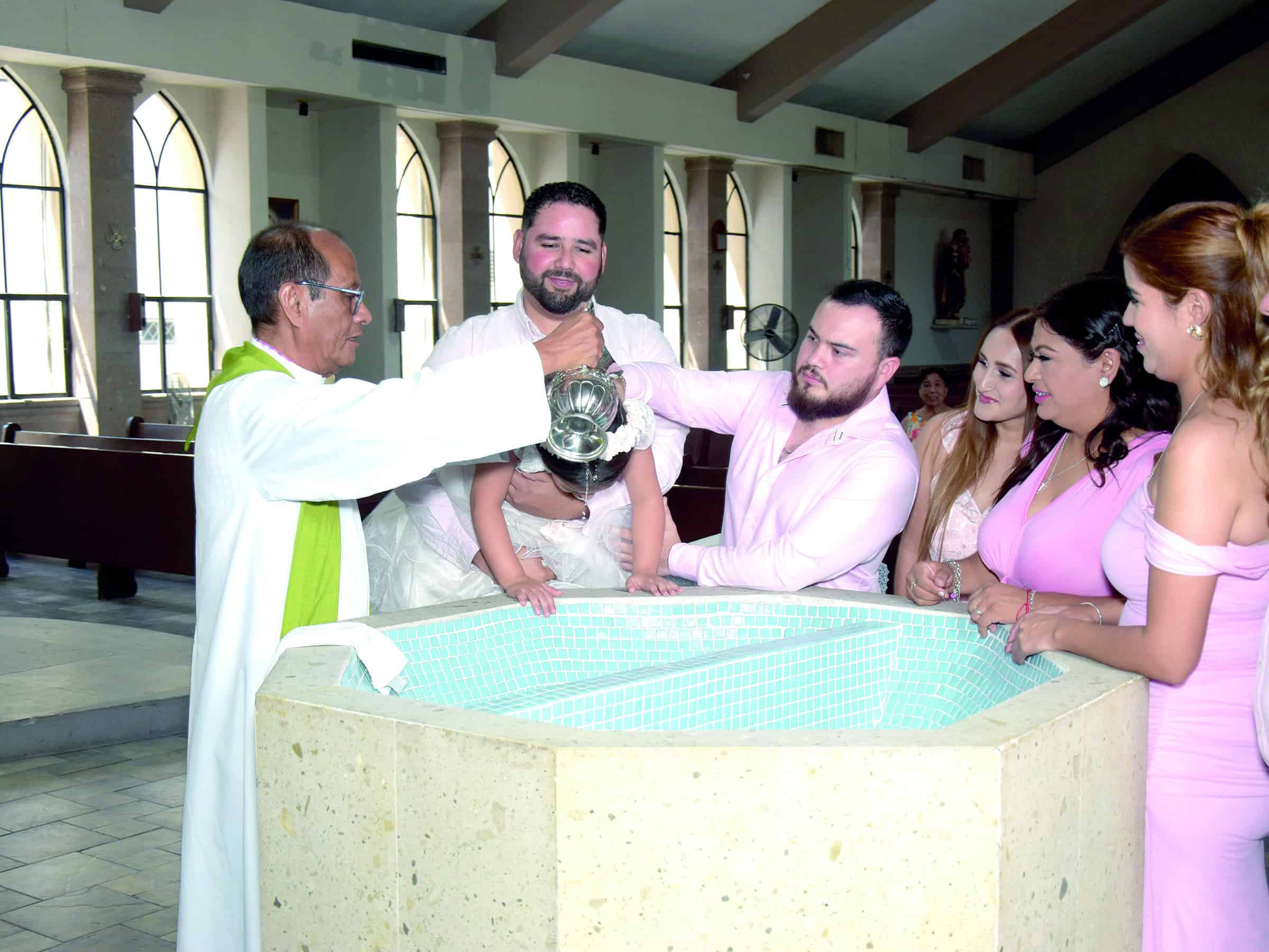 Familia de Melanie Zapata celebra su bautismo en la parroquia San Juan Bautista