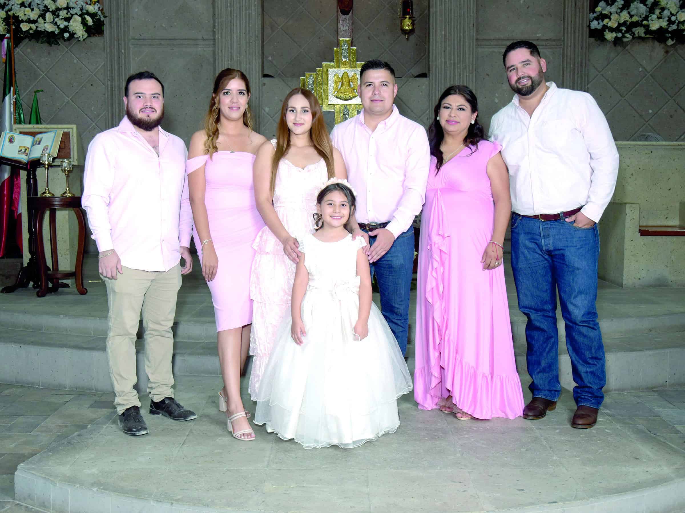 Familia de Melanie Zapata celebra su bautismo en la parroquia San Juan Bautista