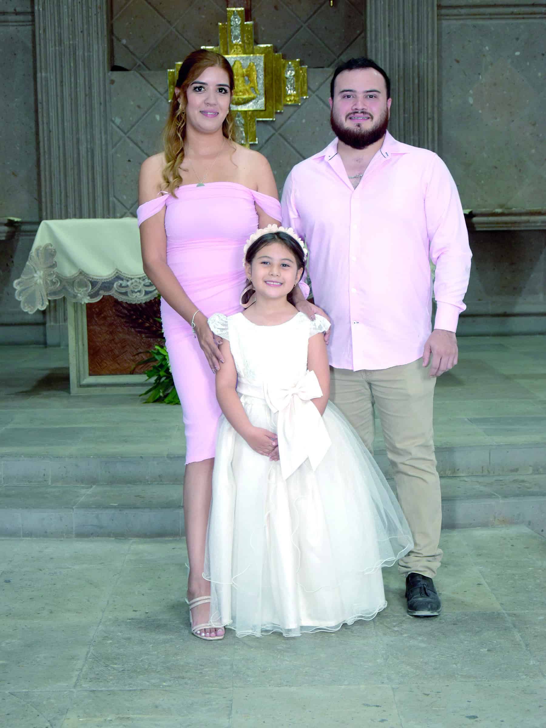 Familia de Melanie Zapata celebra su bautismo en la parroquia San Juan Bautista