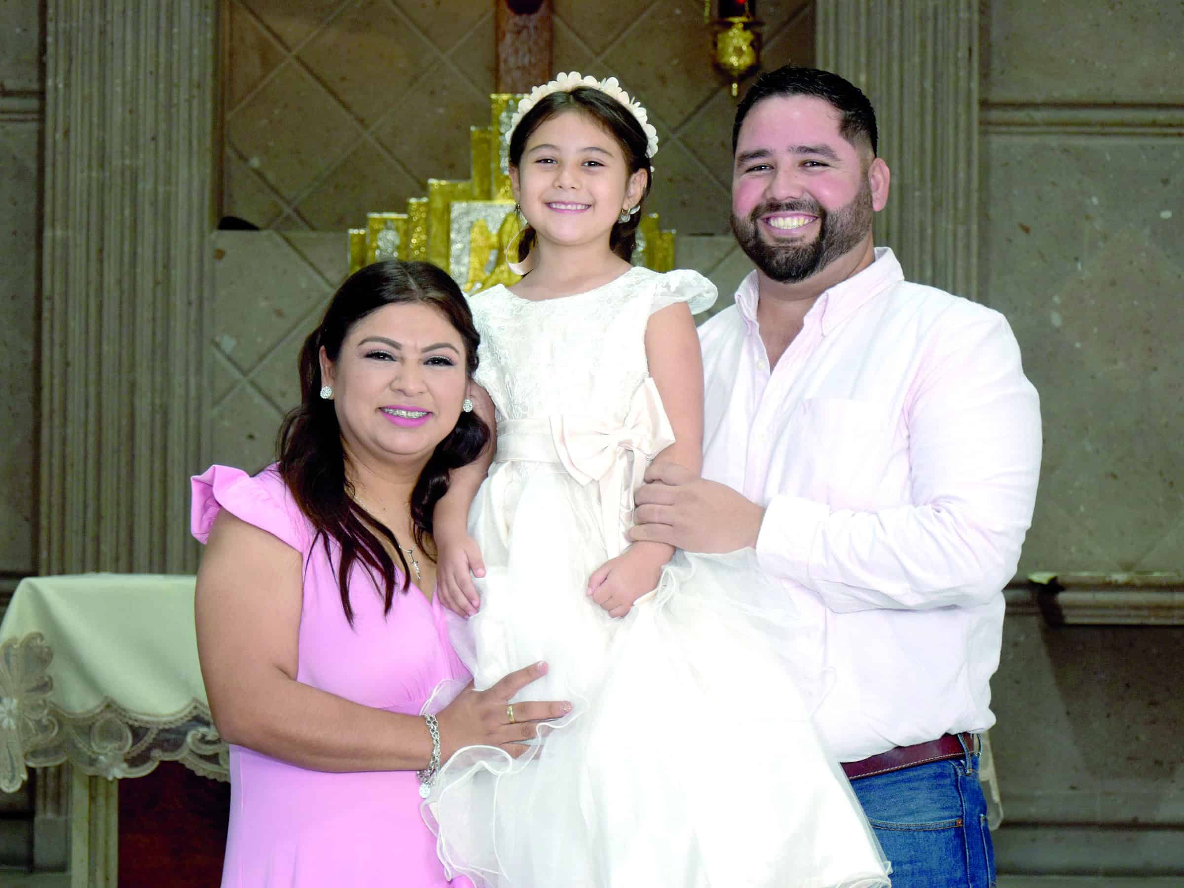Familia de Melanie Zapata celebra su bautismo en la parroquia San Juan Bautista