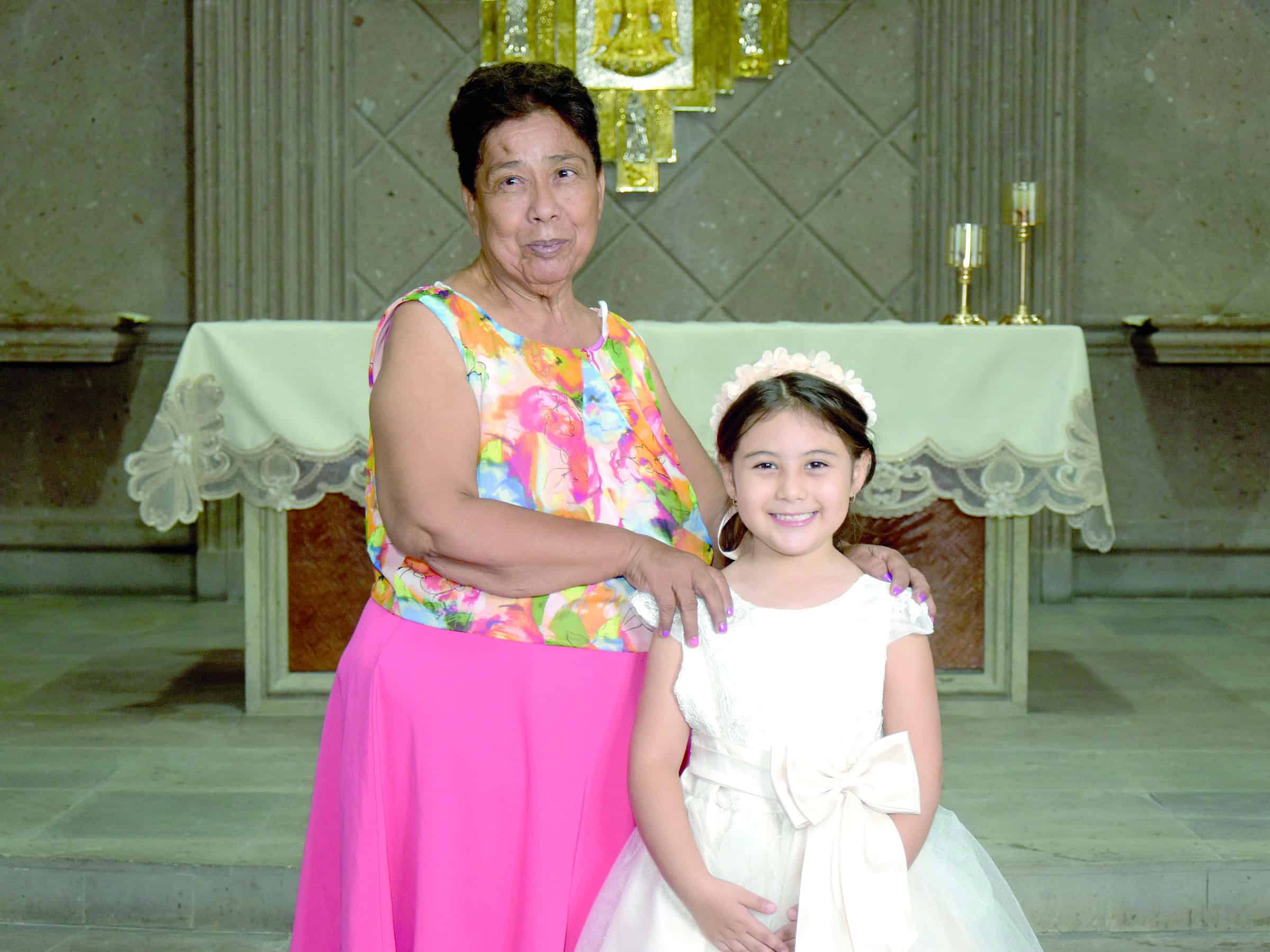 Familia de Melanie Zapata celebra su bautismo en la parroquia San Juan Bautista
