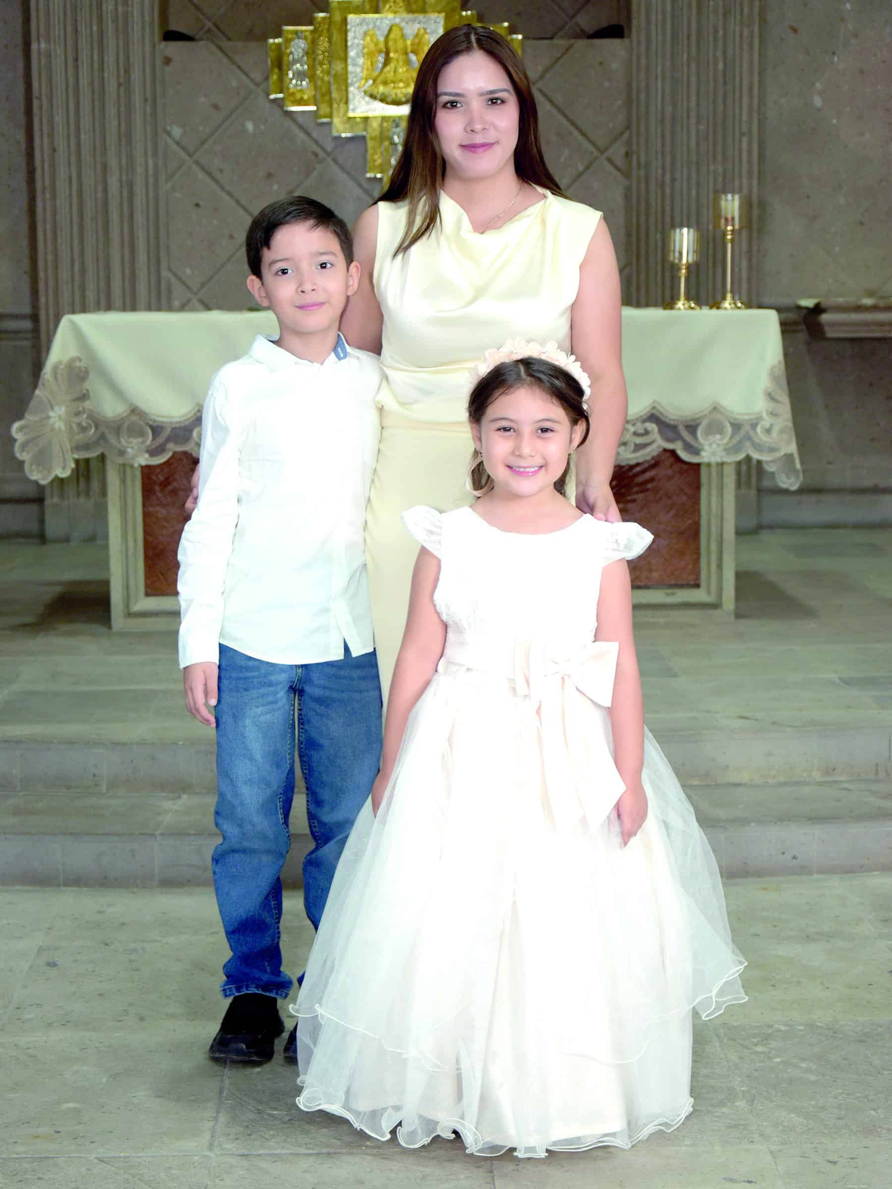 Familia de Melanie Zapata celebra su bautismo en la parroquia San Juan Bautista