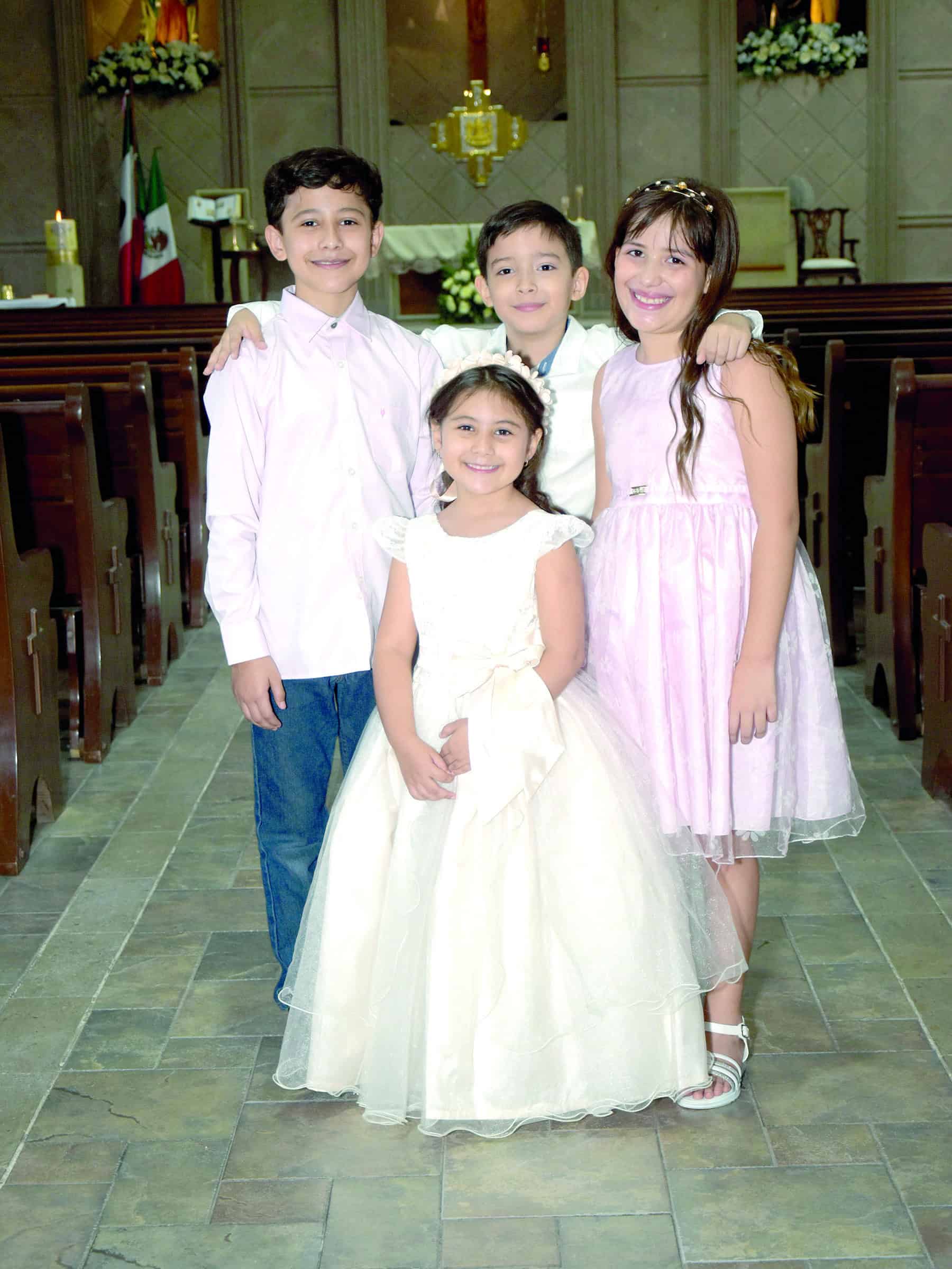 Familia de Melanie Zapata celebra su bautismo en la parroquia San Juan Bautista
