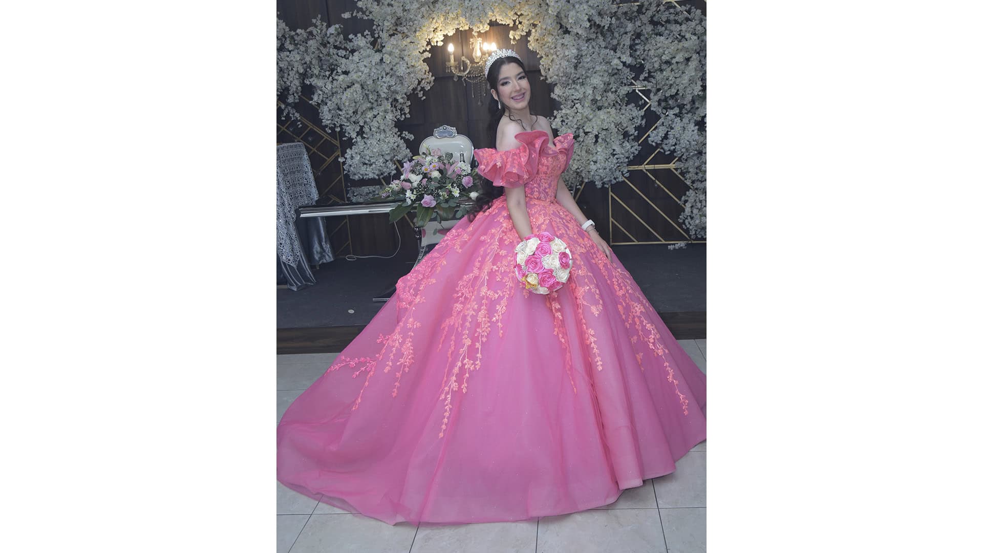 Karol Mariel Flores celebra sus quince a&ntilde;os con emotivo homenaje