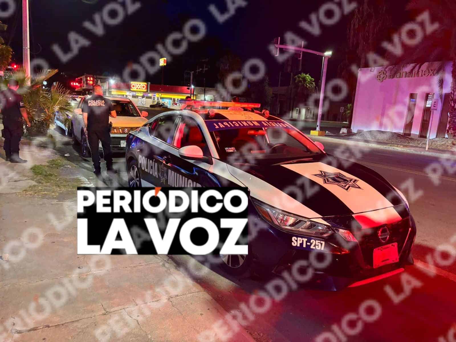 Conductor alcoholizado choca contra patrulla; dos oficiales resultan lesionados