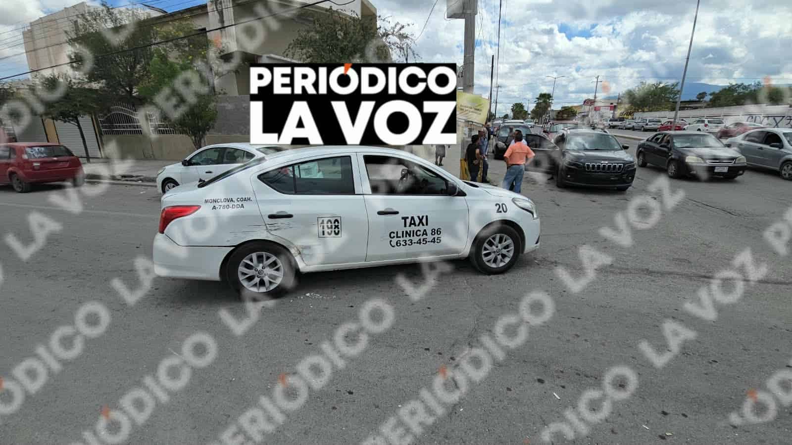 La conductora de la Jeep fue atendida por paramédicos luego del choque registrado en el cruce de las avenidas Sur y Oriente.