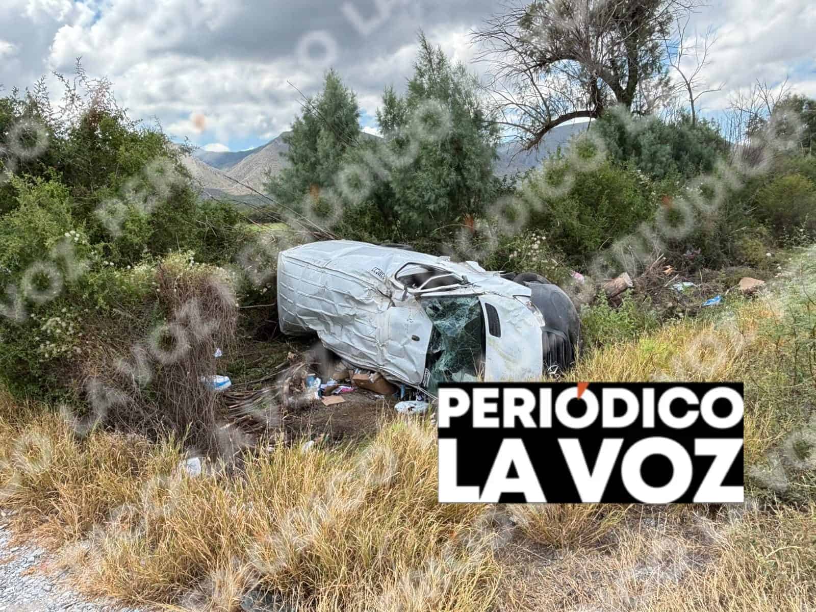 Volcadura deja destrozada van de paqueter&iacute;a en la carretera 30