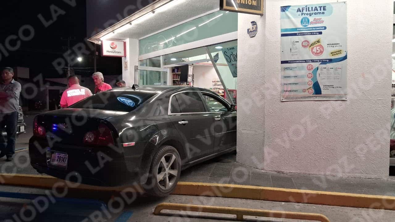 El Nissan Altima terminó contra las puertas de una farmacia Guadalajara tras la maniobra de la conductora.