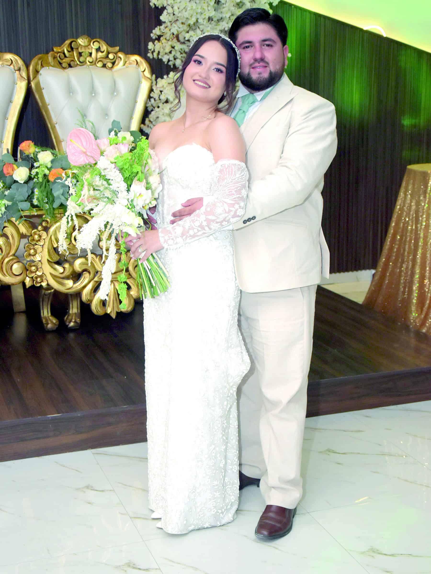 Fabiola Carrazco y Pedro Garc&iacute;a se casan rodeados de familiares
