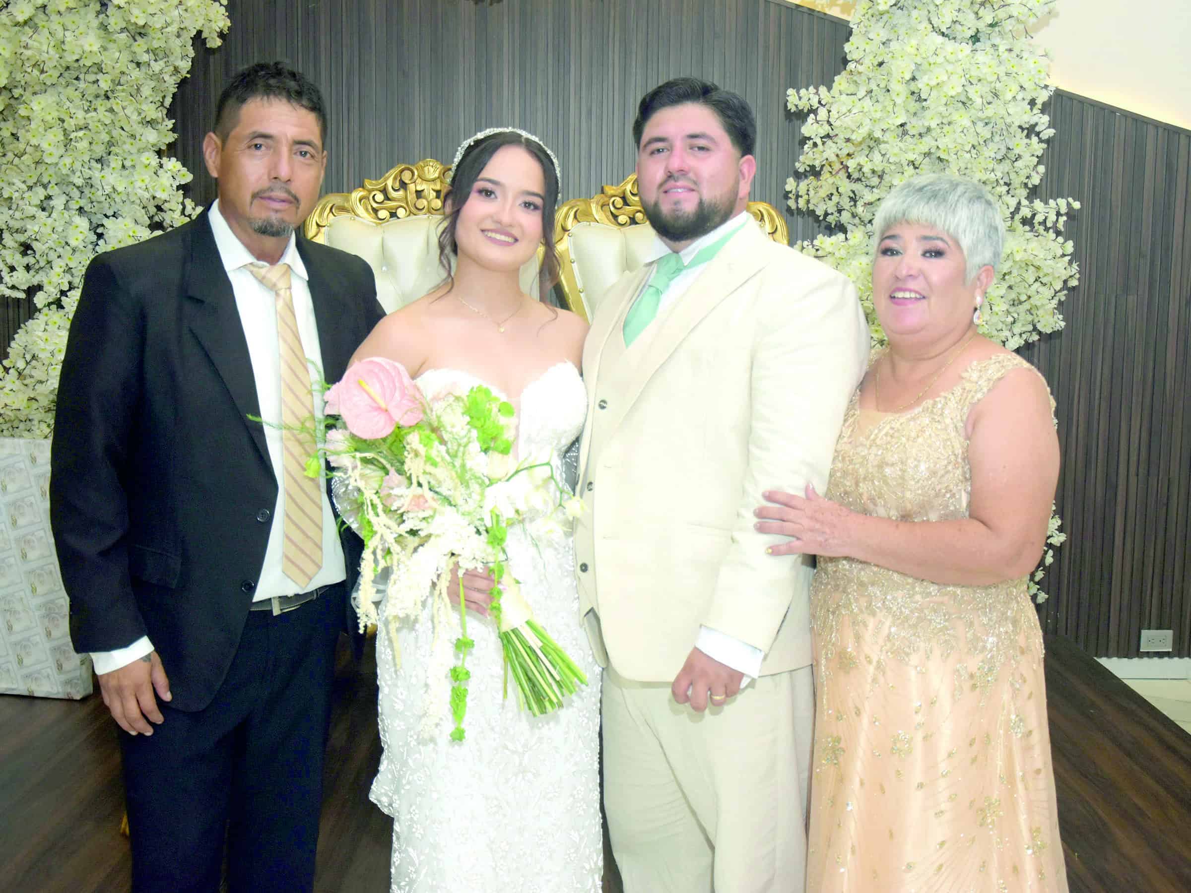 Fabiola Carrazco y Pedro Garc&iacute;a se casan rodeados de familiares
