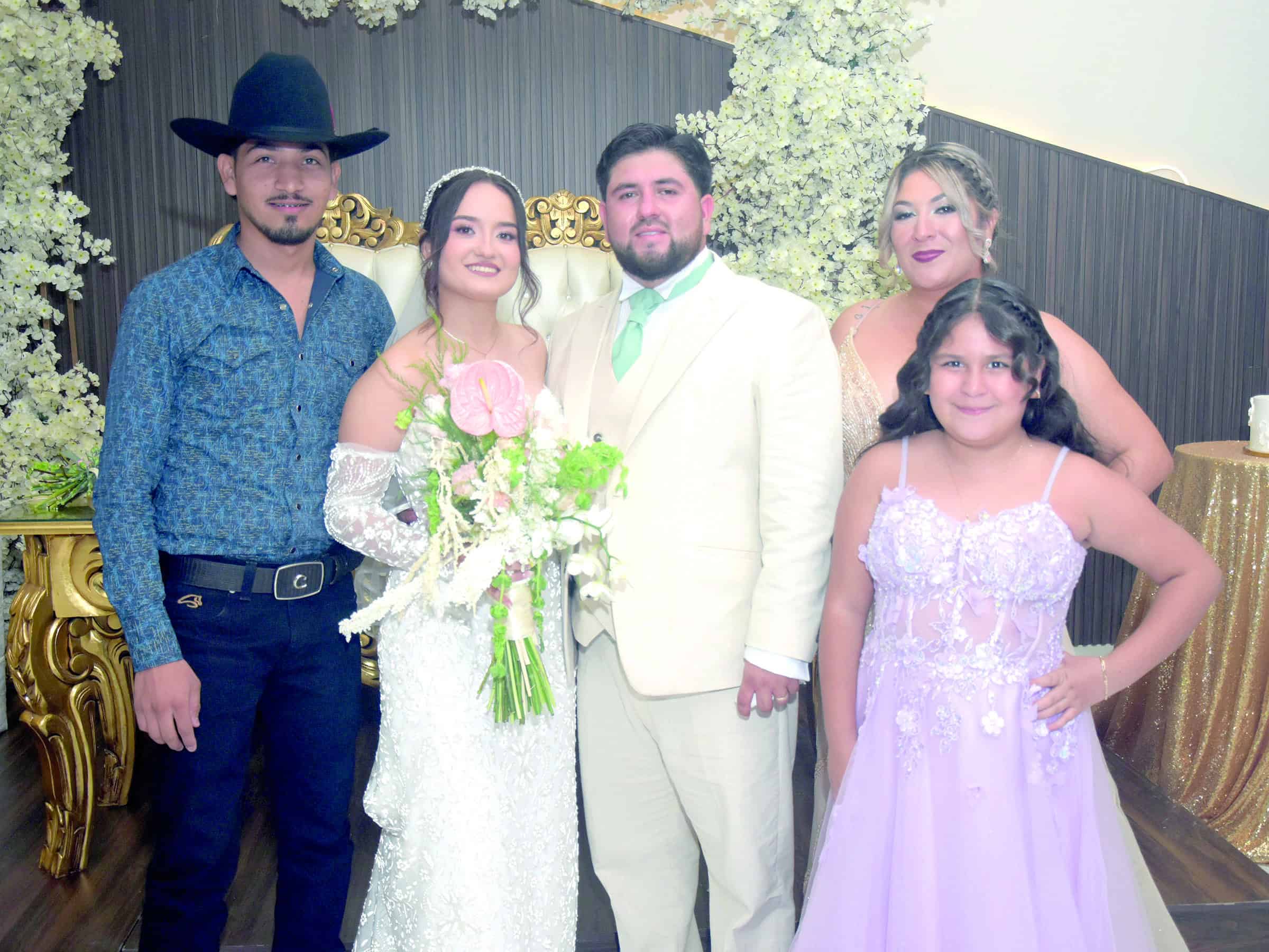 Fabiola Carrazco y Pedro Garc&iacute;a se casan rodeados de familiares
