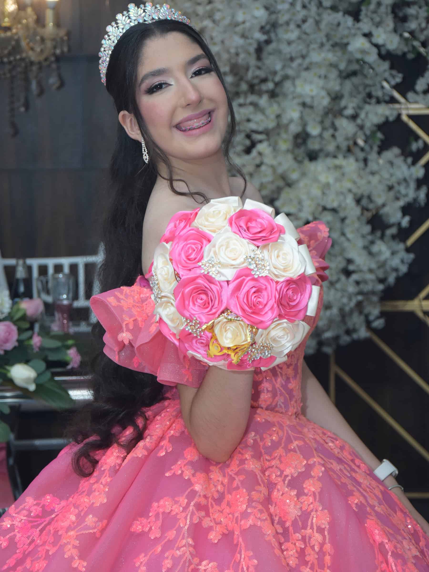 Karol Mariel Flores celebra sus quince a&ntilde;os con emotivo homenaje