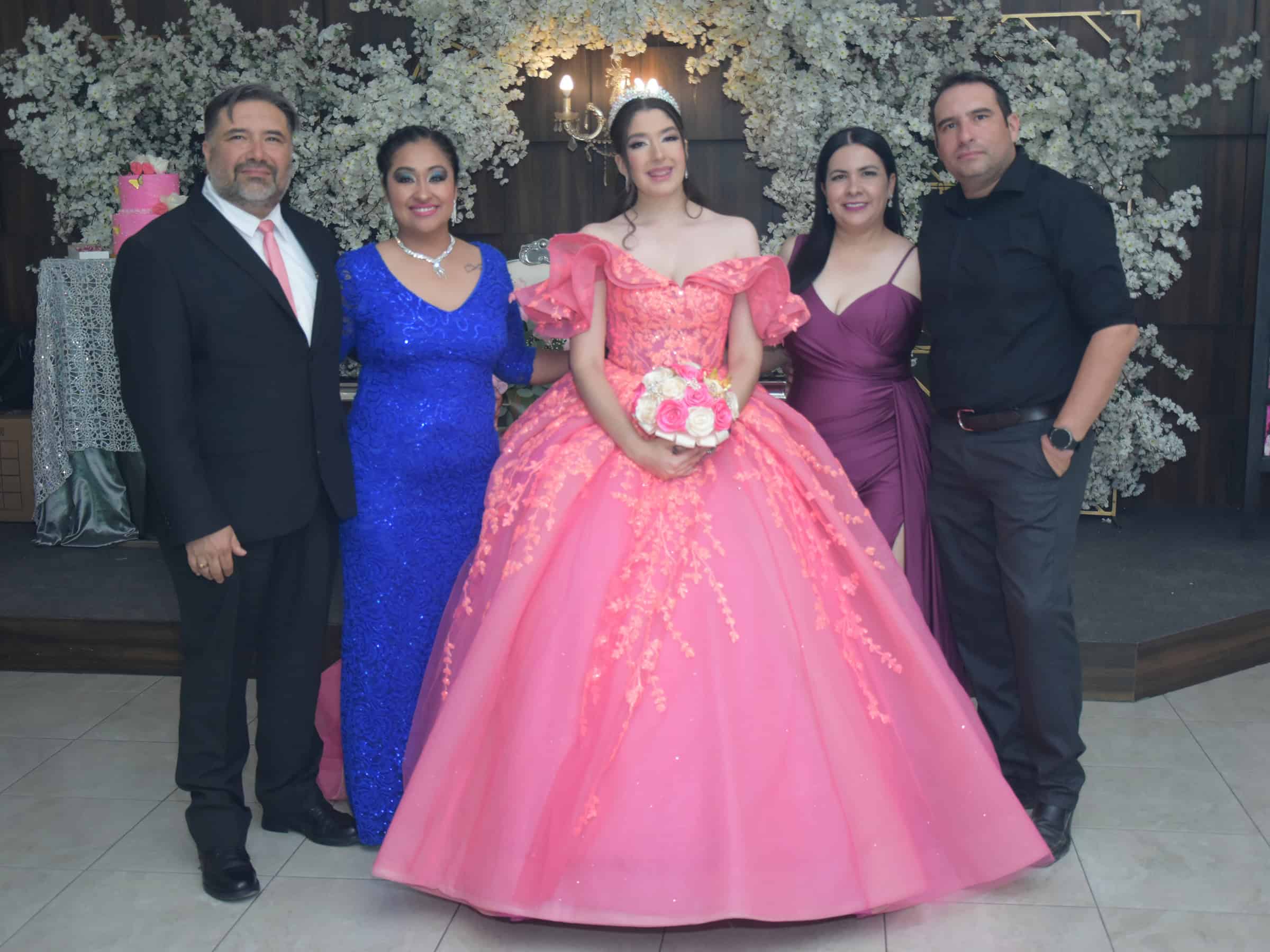 Karol Mariel Flores celebra sus quince a&ntilde;os con emotivo homenaje