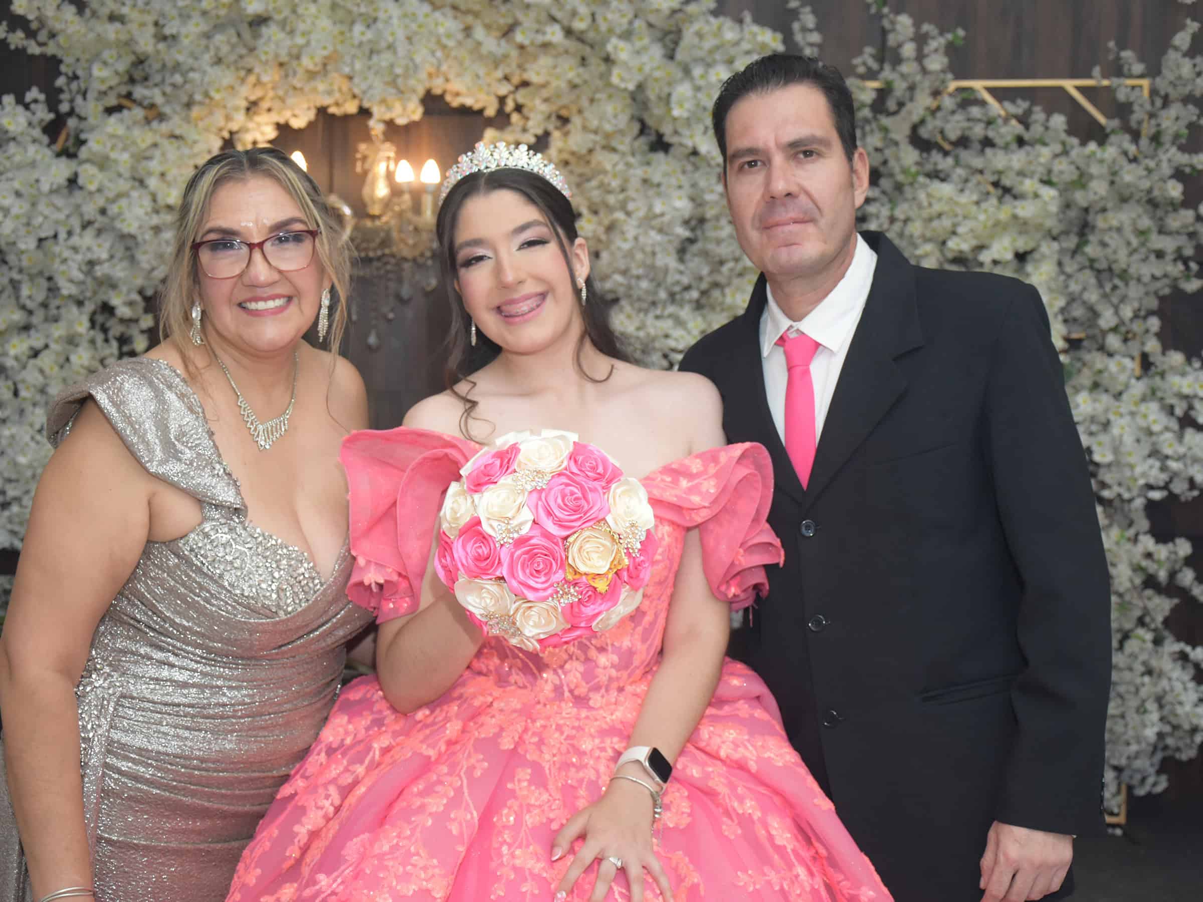 Karol Mariel Flores celebra sus quince a&ntilde;os con emotivo homenaje