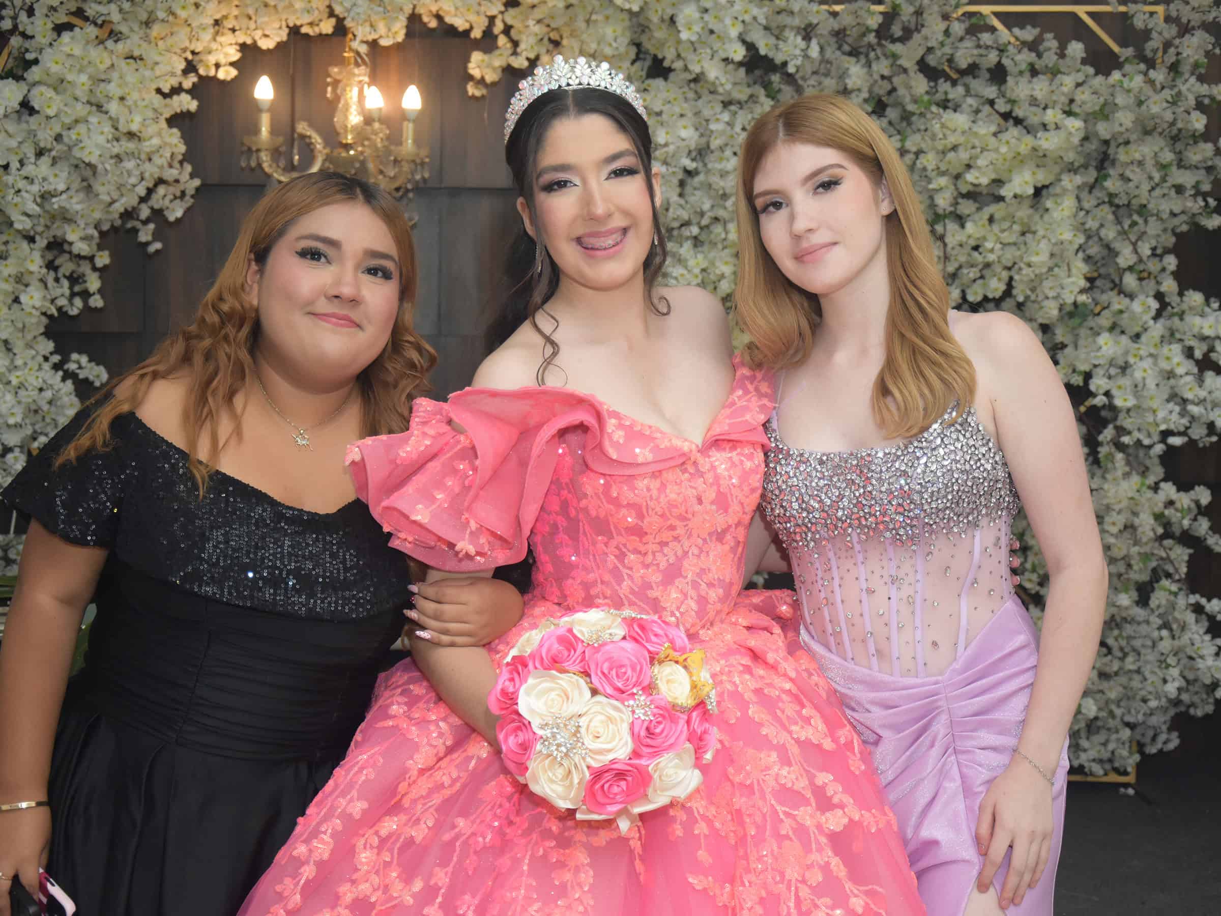 Karol Mariel Flores celebra sus quince a&ntilde;os con emotivo homenaje