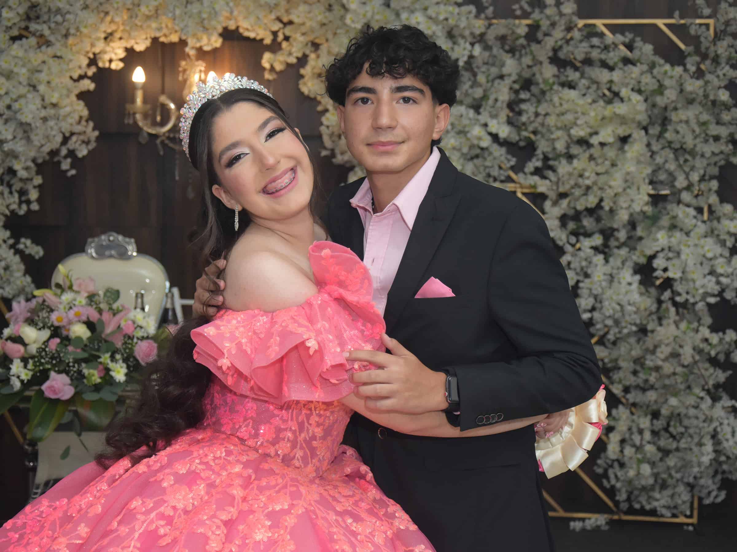 Karol Mariel Flores celebra sus quince a&ntilde;os con emotivo homenaje