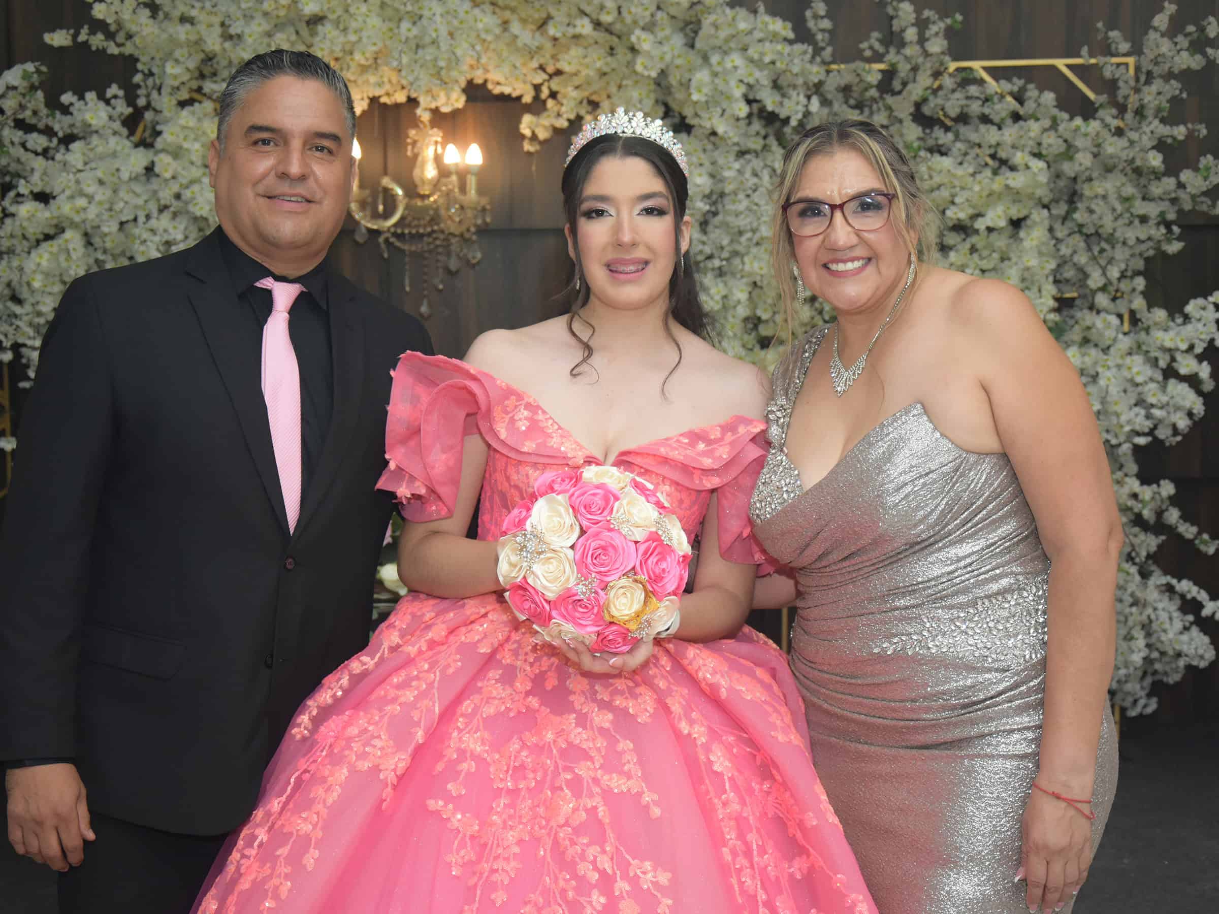 Karol Mariel Flores celebra sus quince a&ntilde;os con emotivo homenaje
