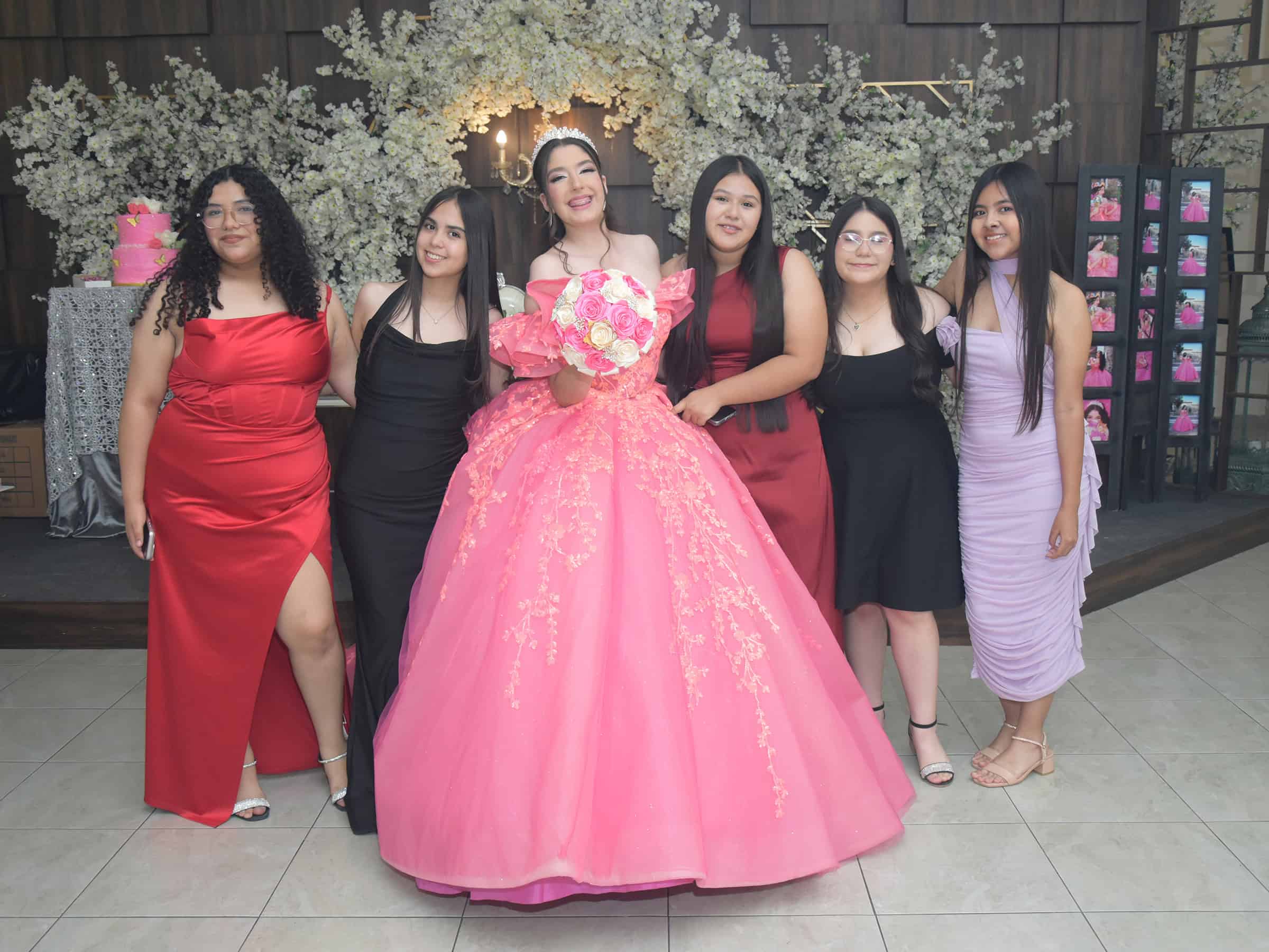 Karol Mariel Flores celebra sus quince a&ntilde;os con emotivo homenaje