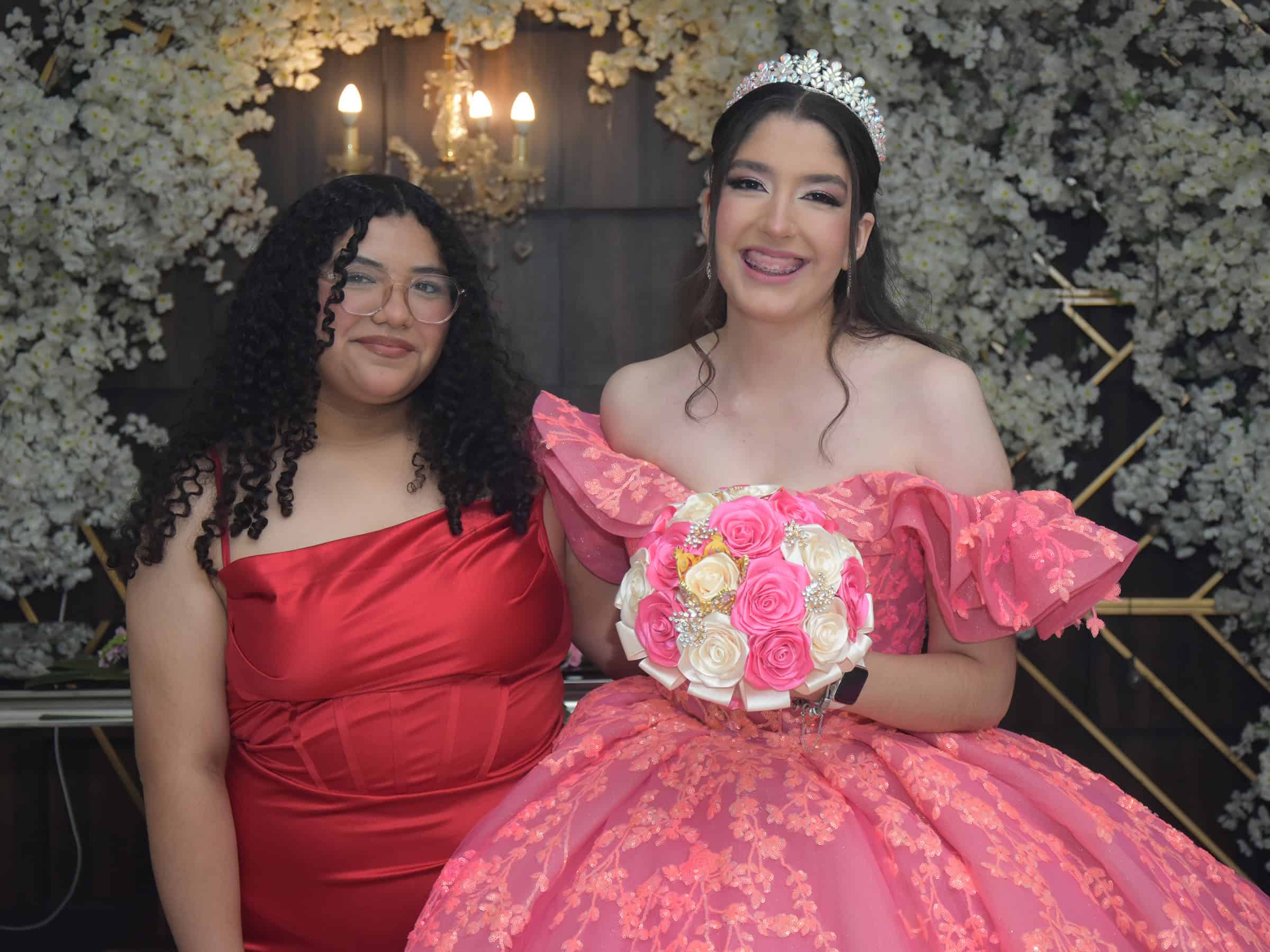 Karol Mariel Flores celebra sus quince a&ntilde;os con emotivo homenaje