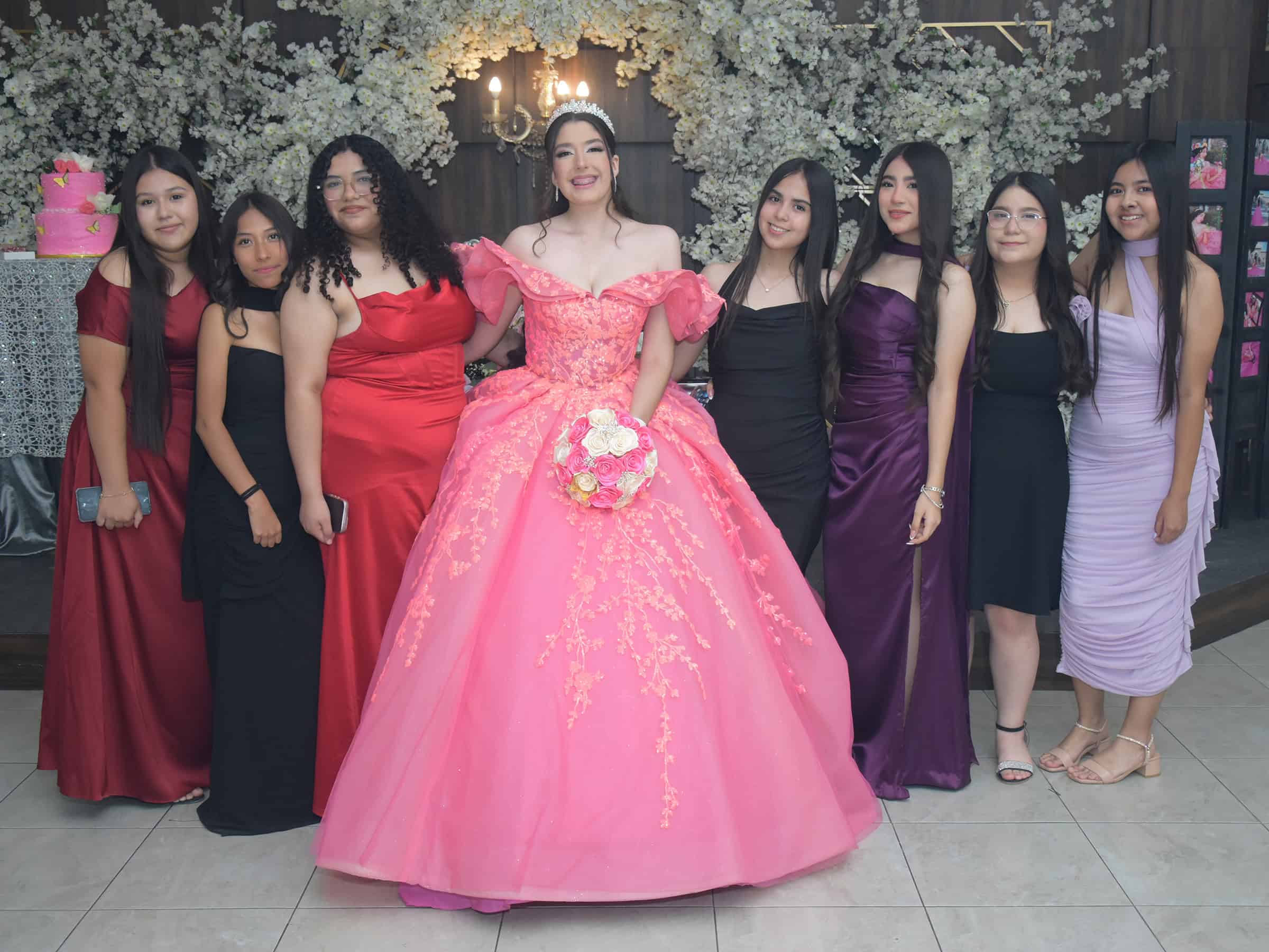 Karol Mariel Flores celebra sus quince a&ntilde;os con emotivo homenaje