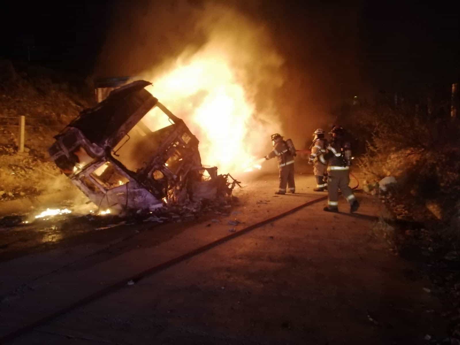 Tráiler vuelca y termina envuelto en llamas; conductor resulta con graves quemaduras