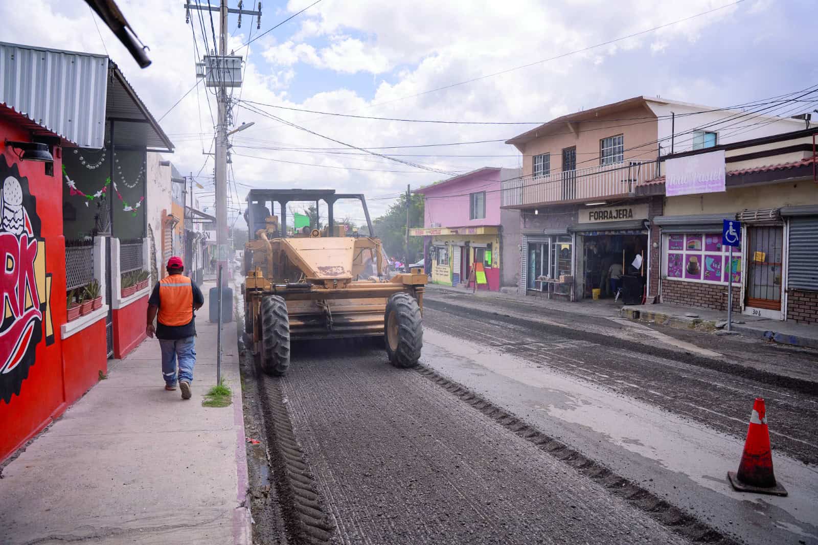 Yesica Sifuentes supervisa recarpeteo de calle Juárez en Castaños