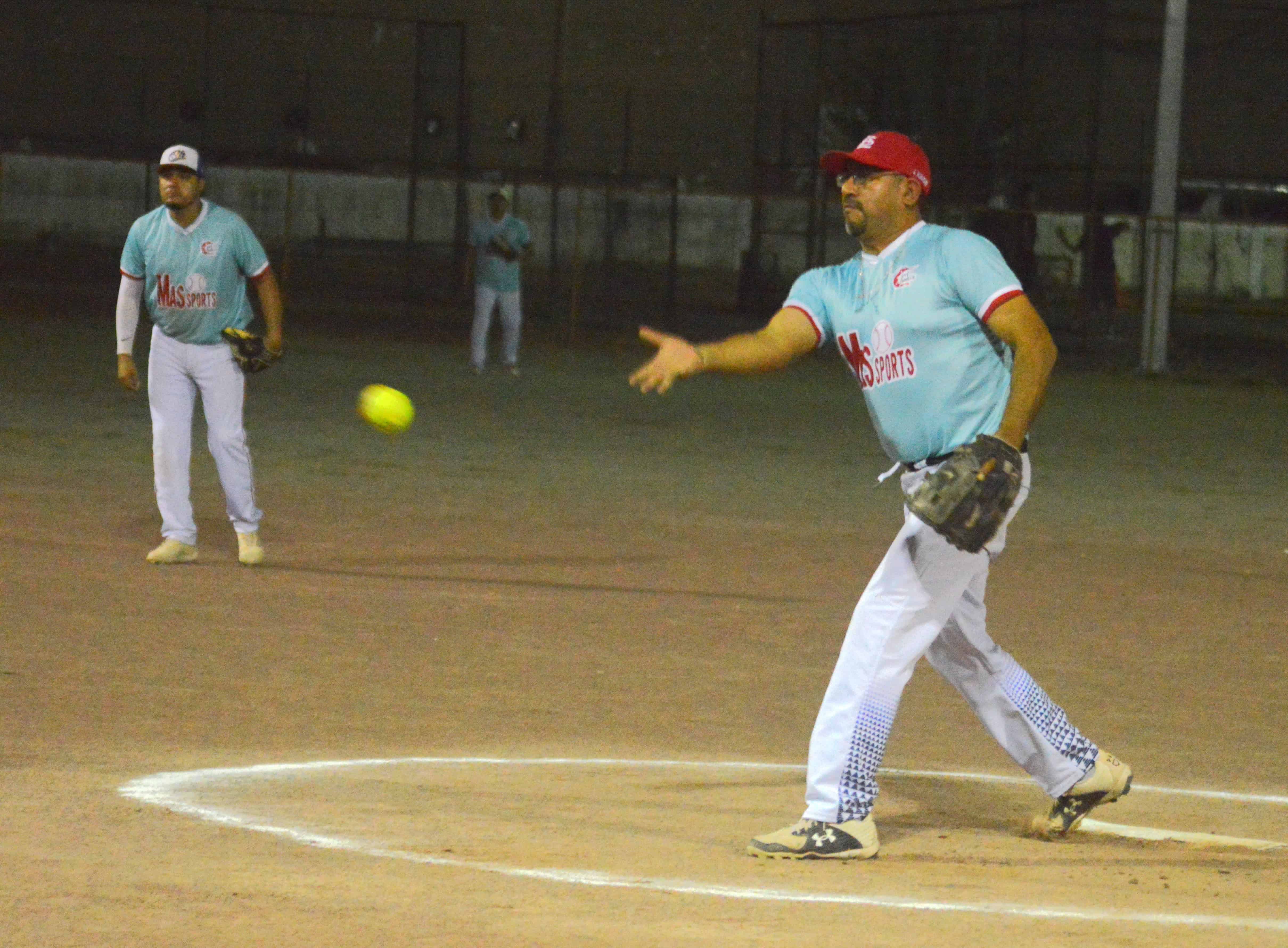 Cevichalos logra remontada y vence a Comandos en Softbol: 8-5