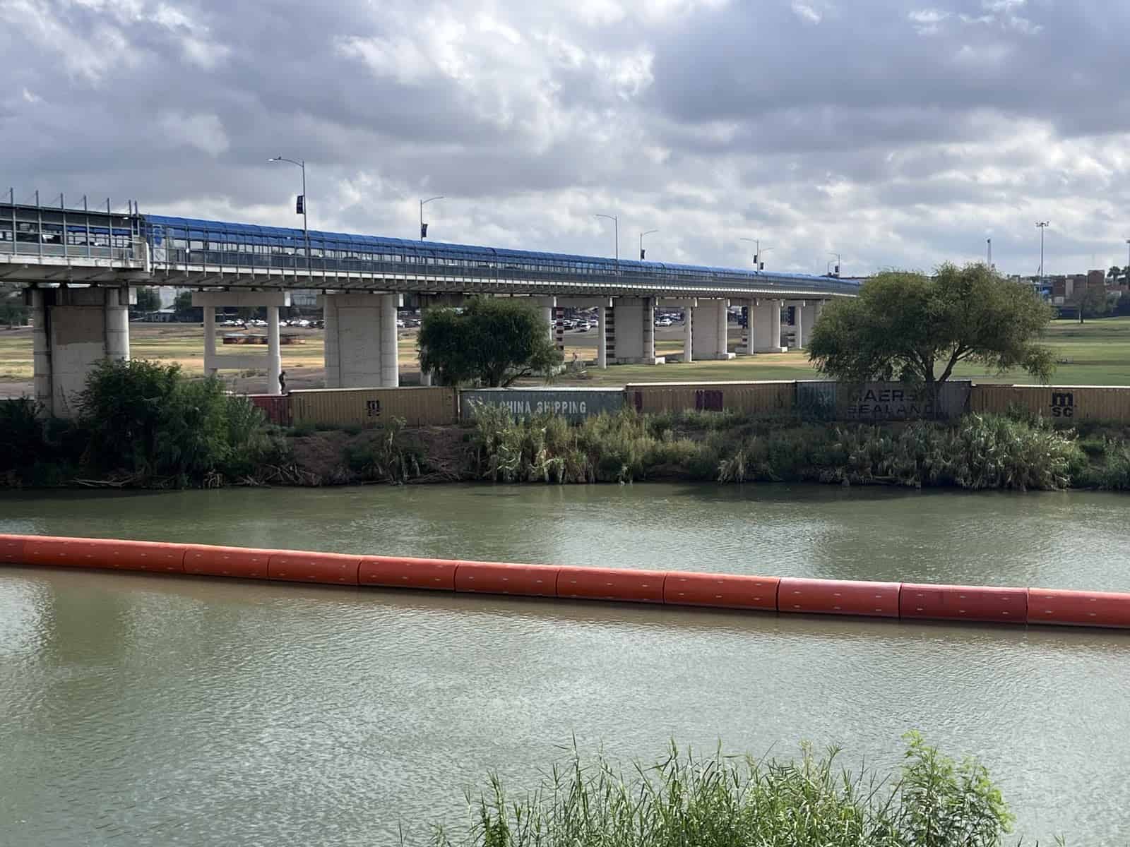Ambientalistas cuestionan impacto de barrera de boyas en el r&iacute;o Bravo