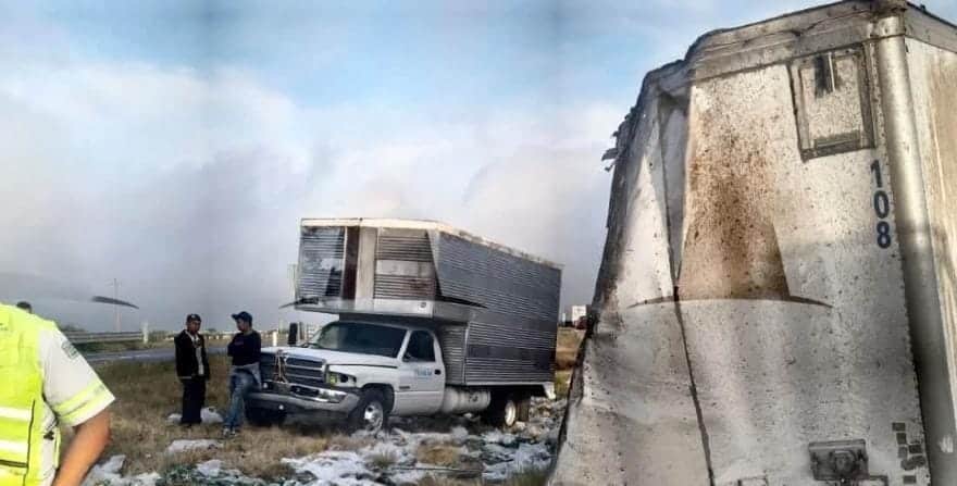 Conductor sin lesiones tras volcadura de tráiler en Saltillo Conductor sin lesiones tras volcadura de tráiler en Saltillo