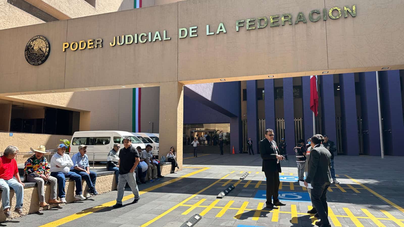 Obreros de AHMSA acuden a subasta con la expectativa de venta y pago de salarios pendientes