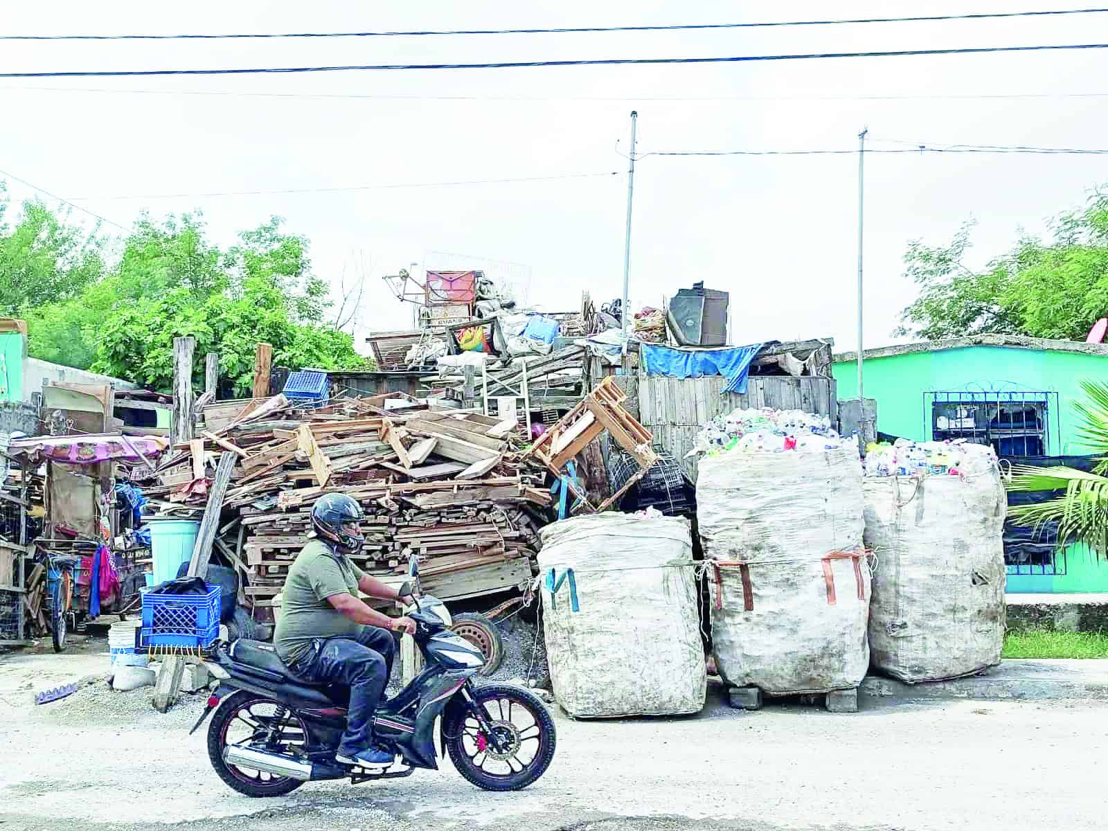 Salud Municipal de Frontera pide a vecinos denunciar acumulación de objetos