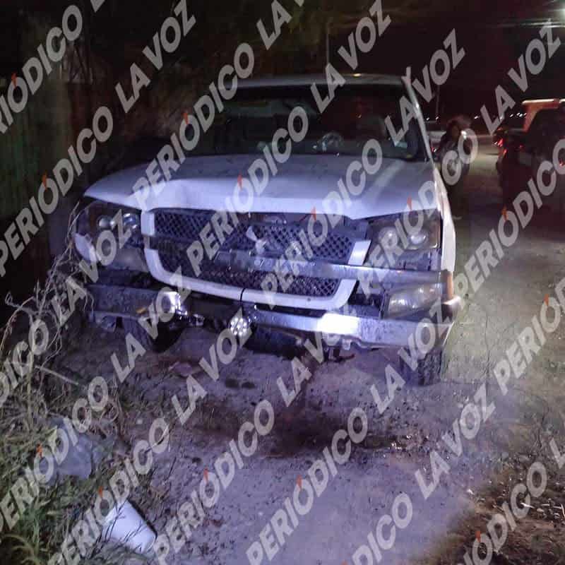 Camioneta Chevrolet blanca impacta luminaria en Castaños
