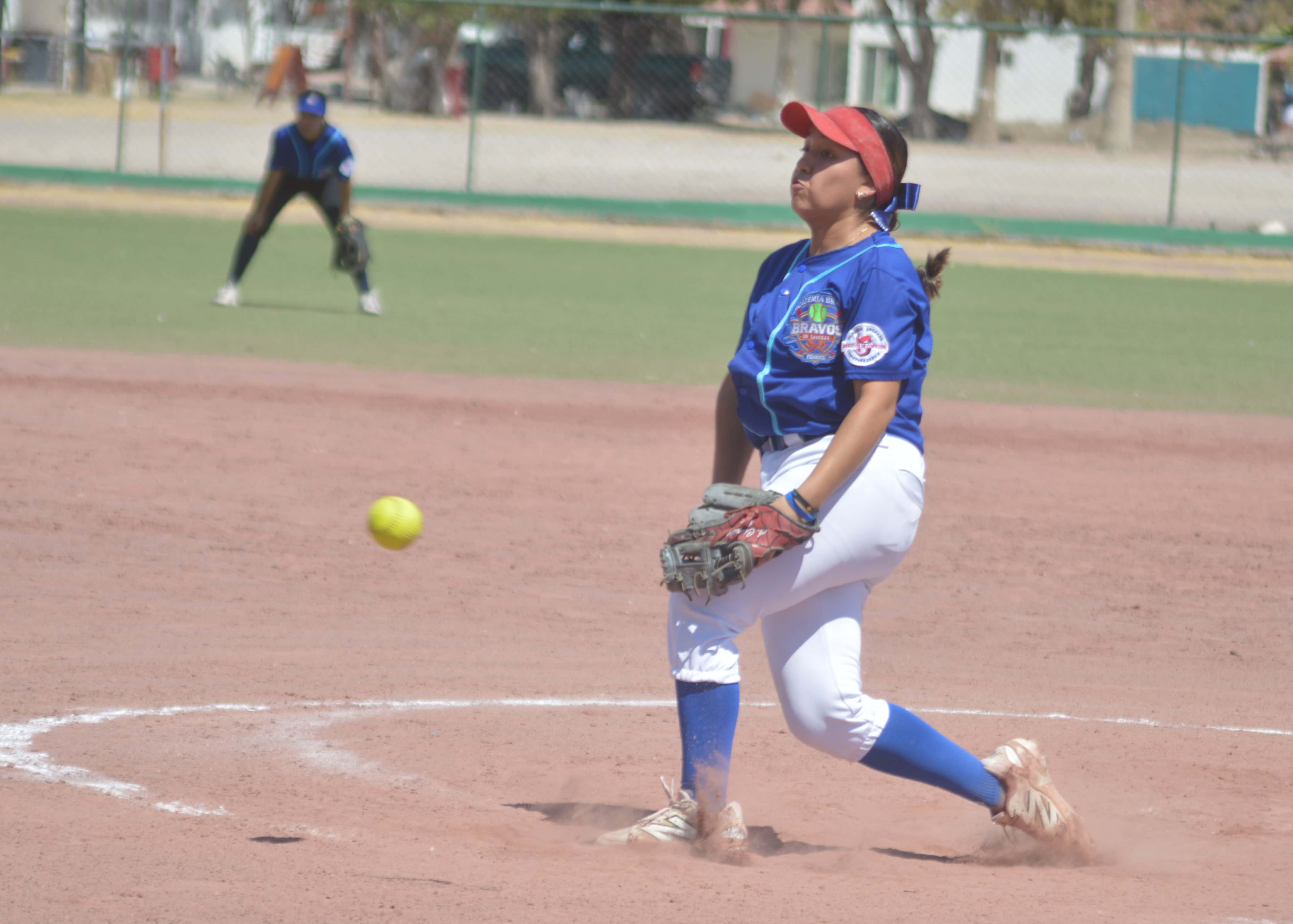 Academia Bravos se impone a Queens B en softbol municipal