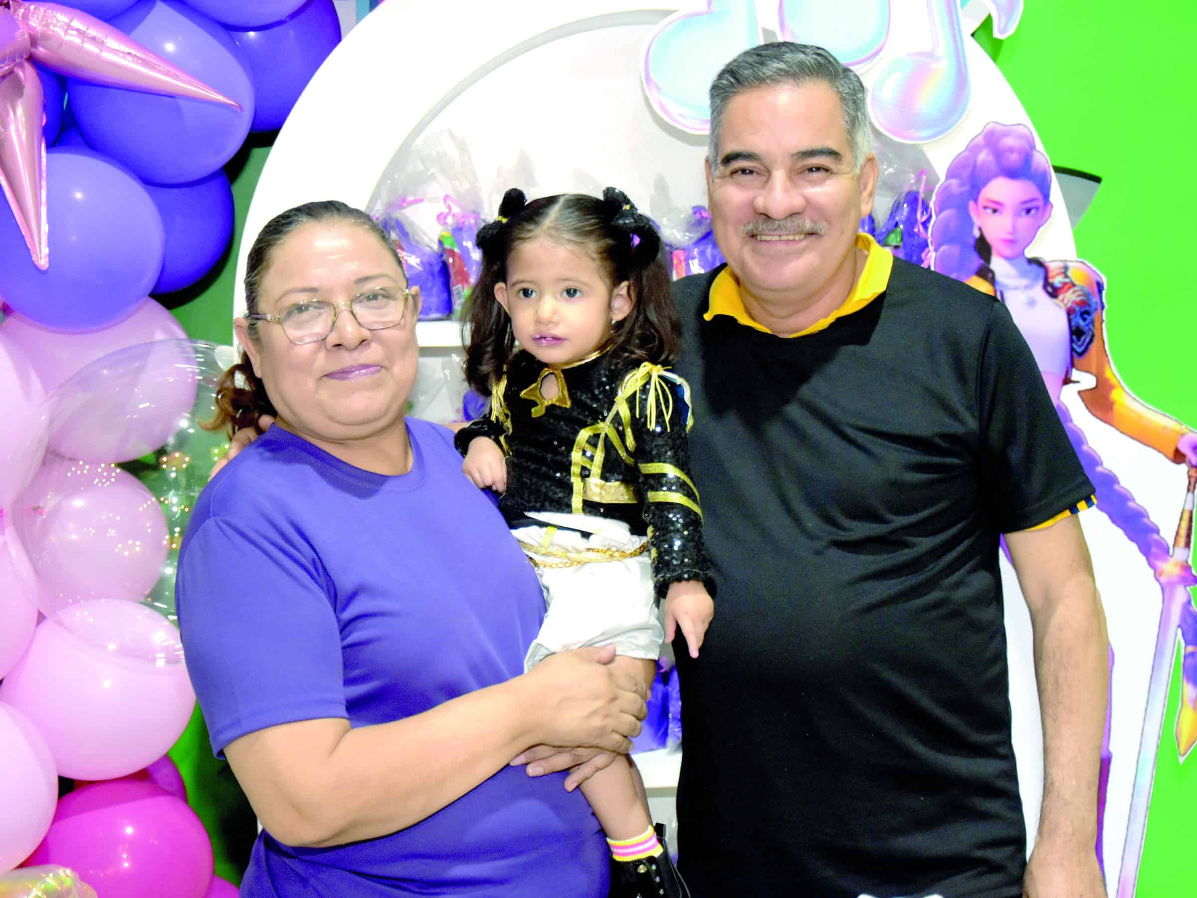 Mabel Cavazos celebra su segundo cumplea&ntilde;os rodeada de amor familiar