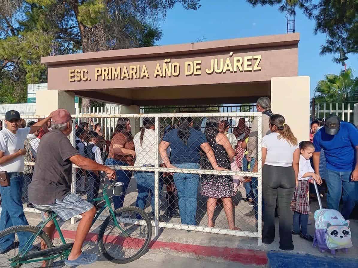Regreso a clases tras rehabilitación de baños en la escuela Año de Juárez