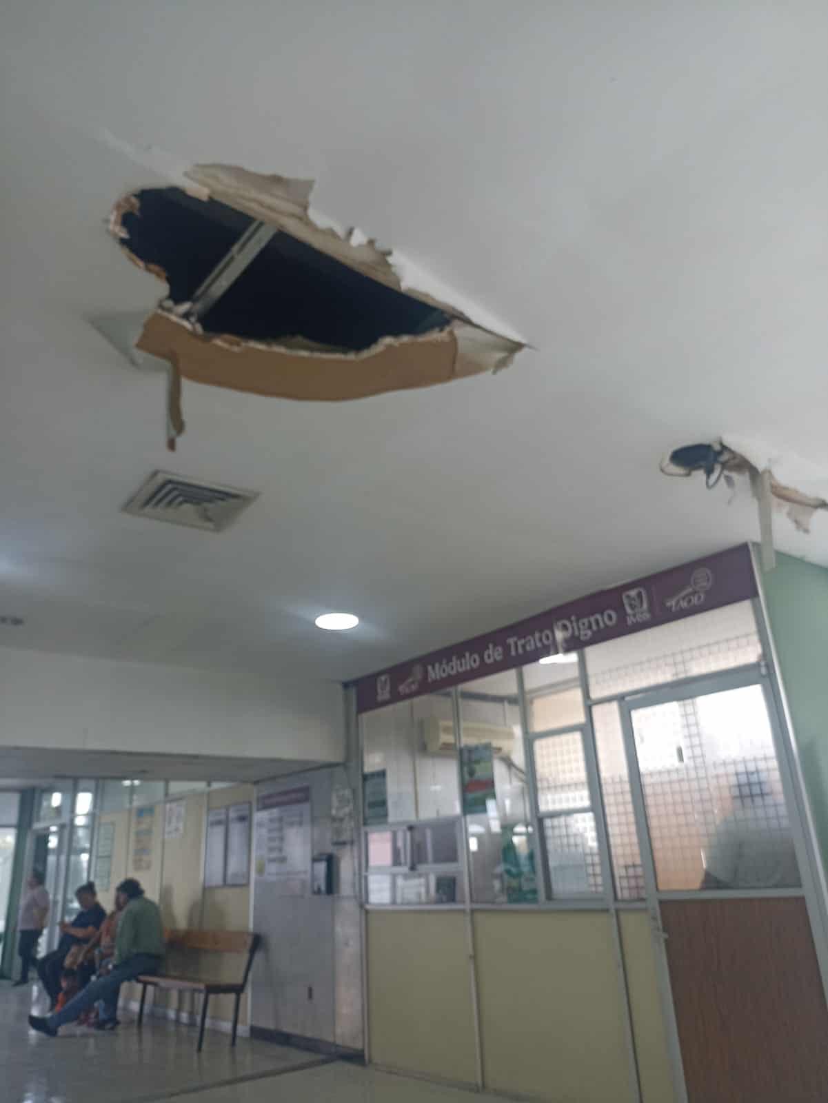 Alertan por caída de techo en la Clínica 7 del IMSS Alertan por caída de techo en la Clínica 7 del IMSS