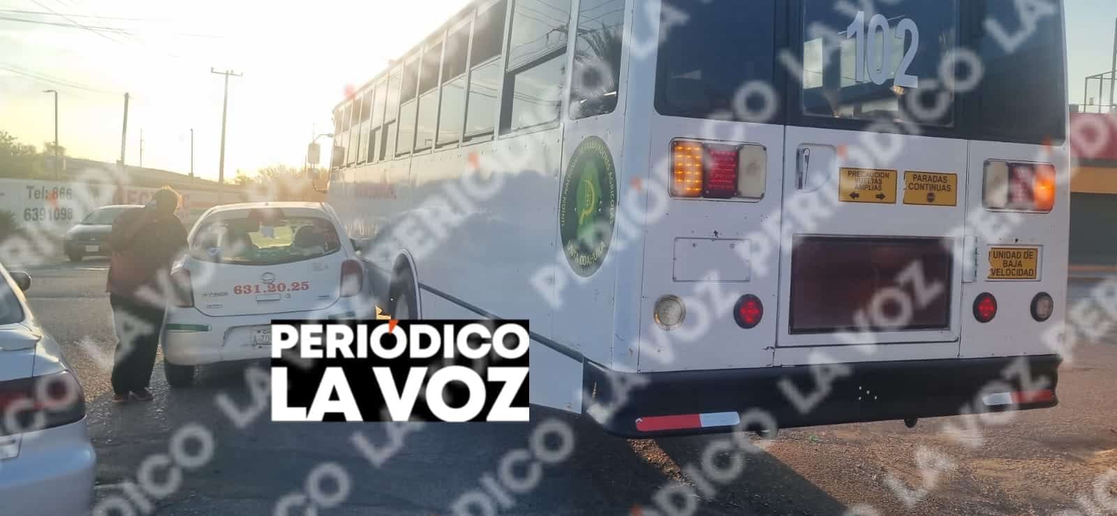 Cami&oacute;n de pasajeros cierra el paso a taxi y provoca fuerte choque