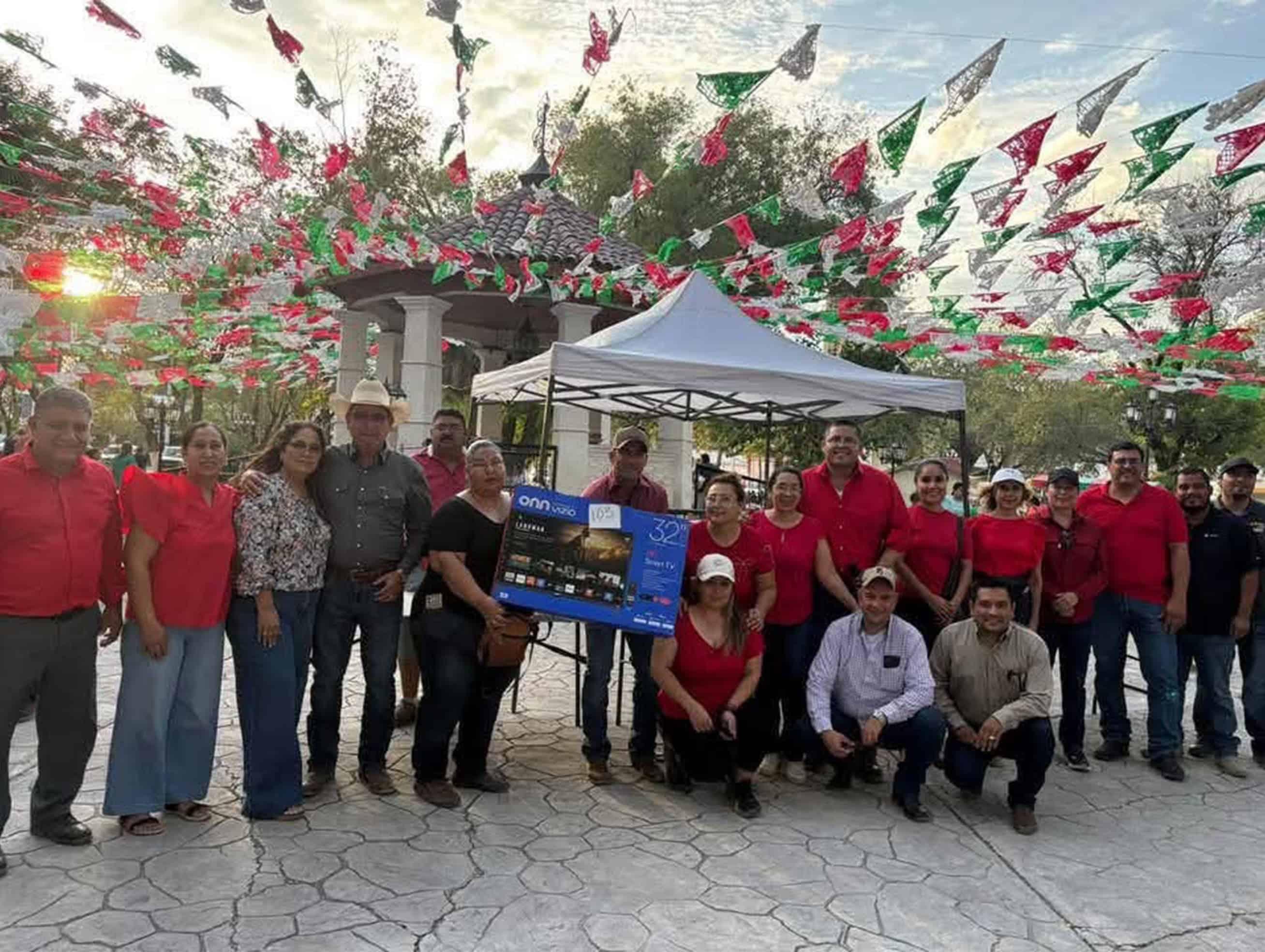 Lotería reúne a familias y vecinos en la plaza principal de Zaragoza Lotería reúne a familias y vecinos en la plaza principal de Zaragoza