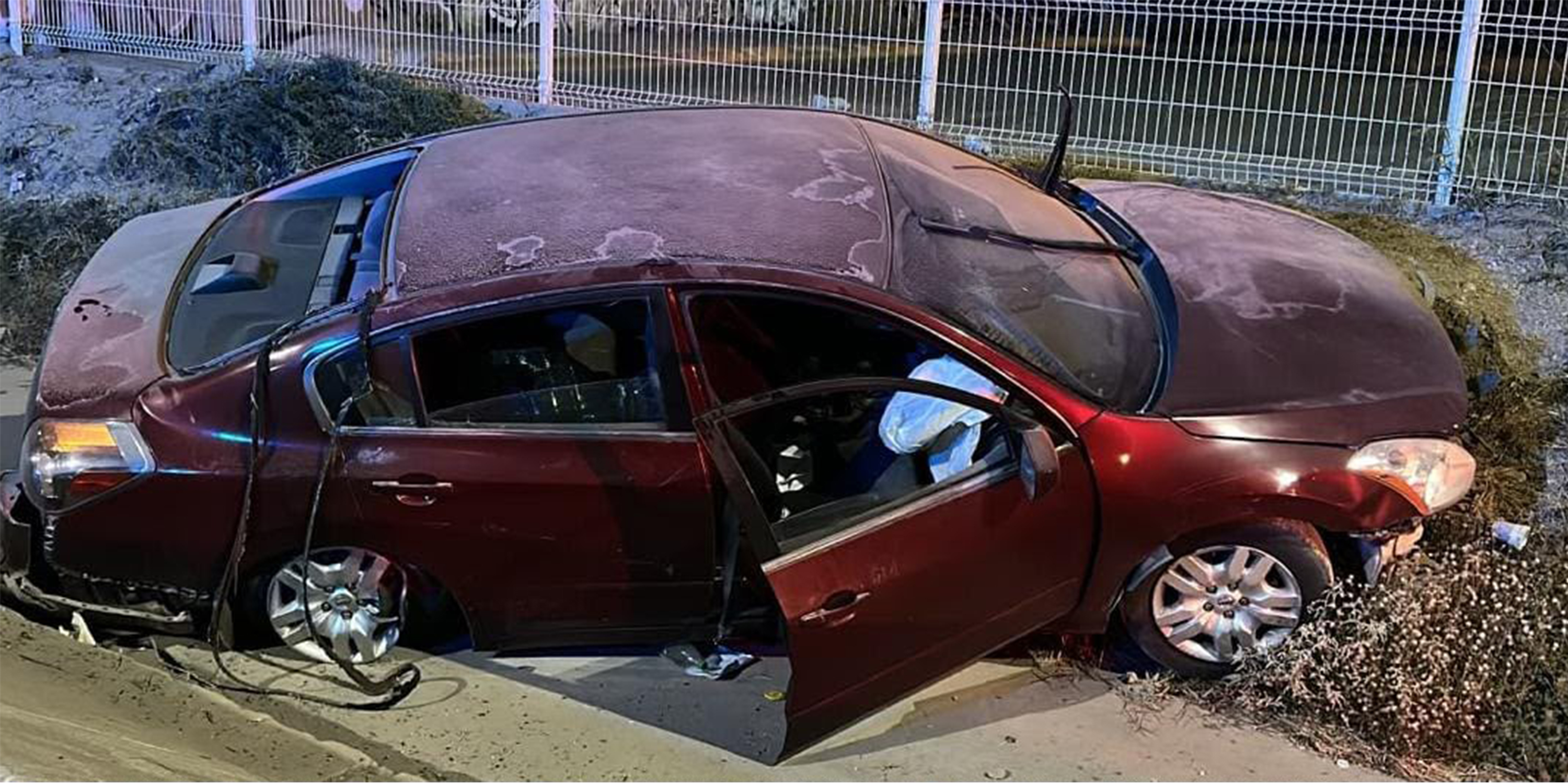 Vuelca Nissan Altima en el libramiento Emilio Mendoza de Ciudad Acuña