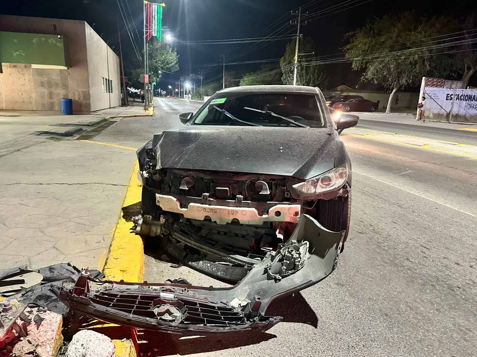 Conductor se impacta contra estructura municipal en la zona Centro de Ciudad Acu&ntilde;a