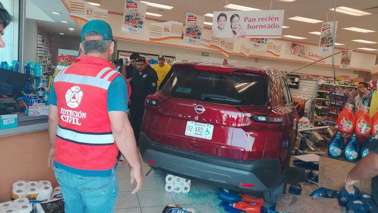 Camioneta se impacta contra Farmacia Guadalajara en pleno centro de Allende Camioneta se impacta contra Farmacia Guadalajara en pleno centro de Allende