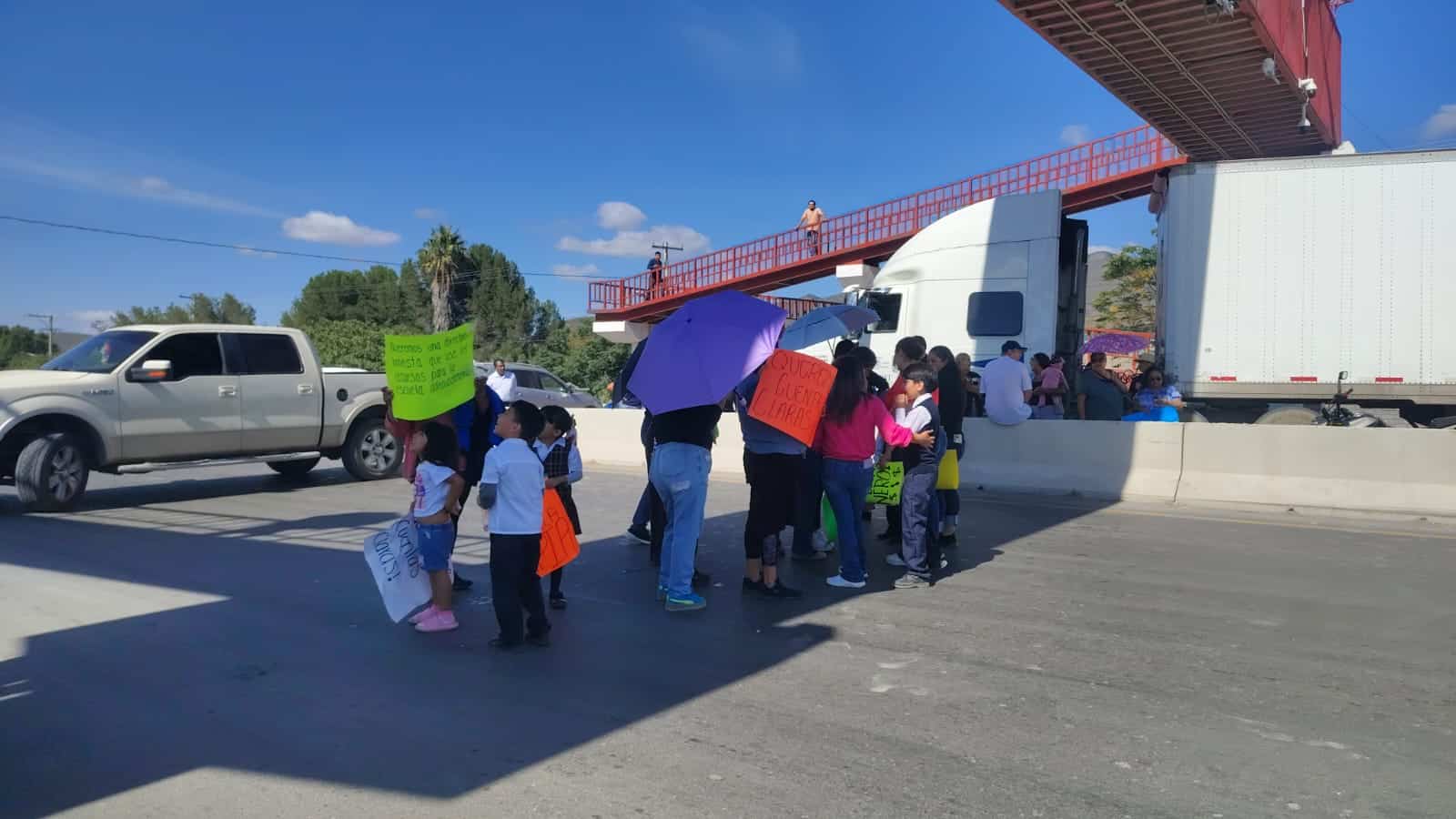 Padres bloquean carretera en Saltillo: exigen cuentas a Rosa Isela