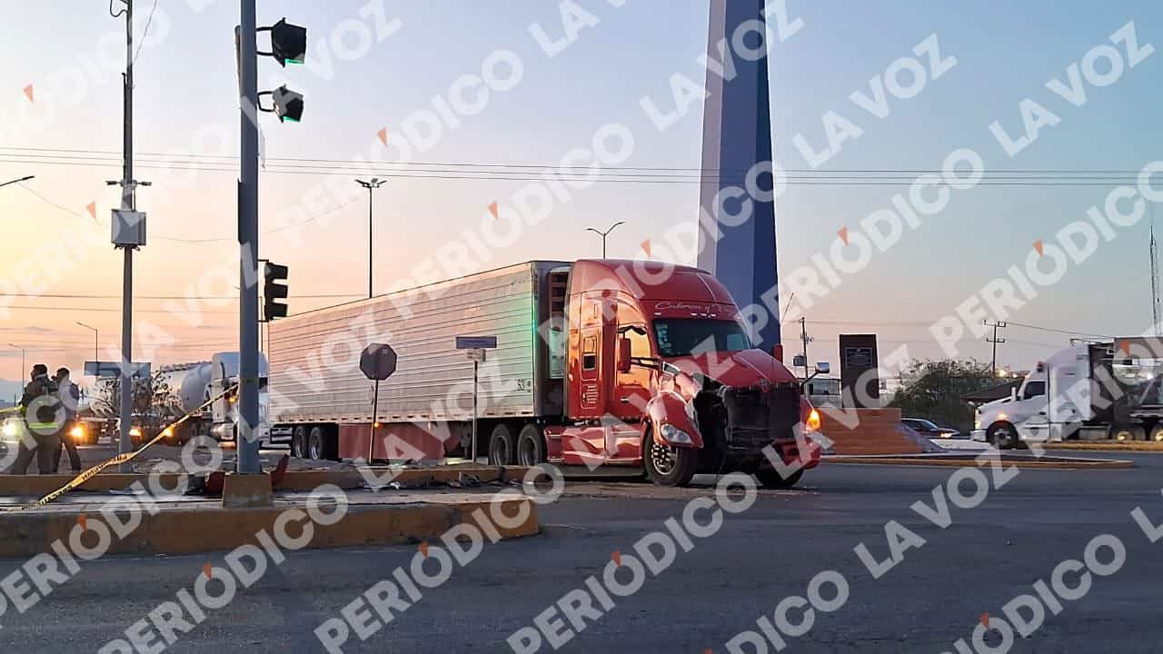 Colisi&oacute;n de tr&aacute;ileres causa derrame de di&eacute;sel en Monclova
