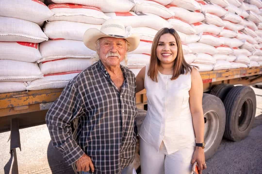 Yesica Sifuentes entrega 35 toneladas de suplemento ganadero en Castaños Yesica Sifuentes entrega 35 toneladas de suplemento ganadero en Castaños