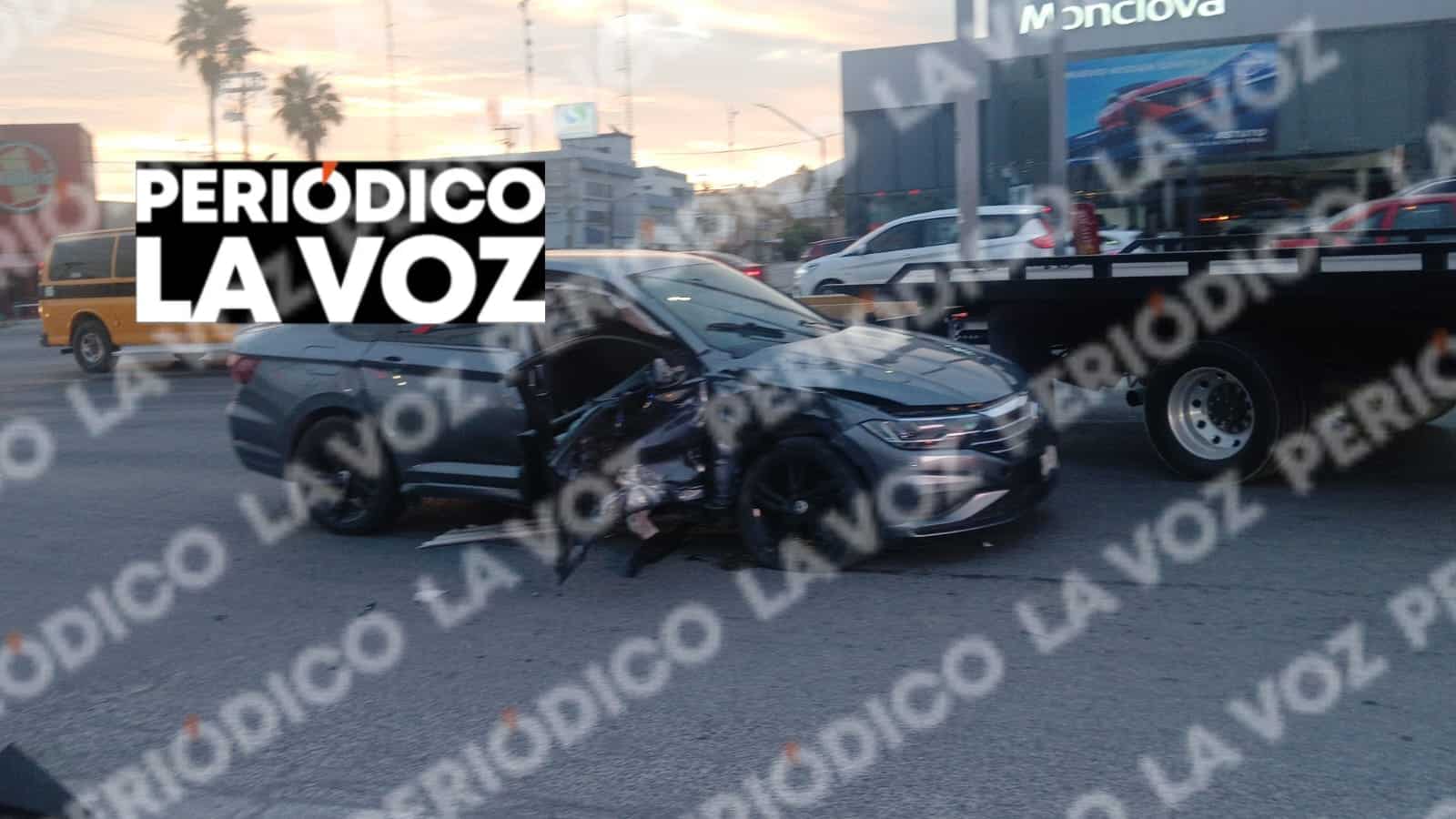 Se vuela el rojo y provoca fuerte choque; dos personas resultan lesionadas
